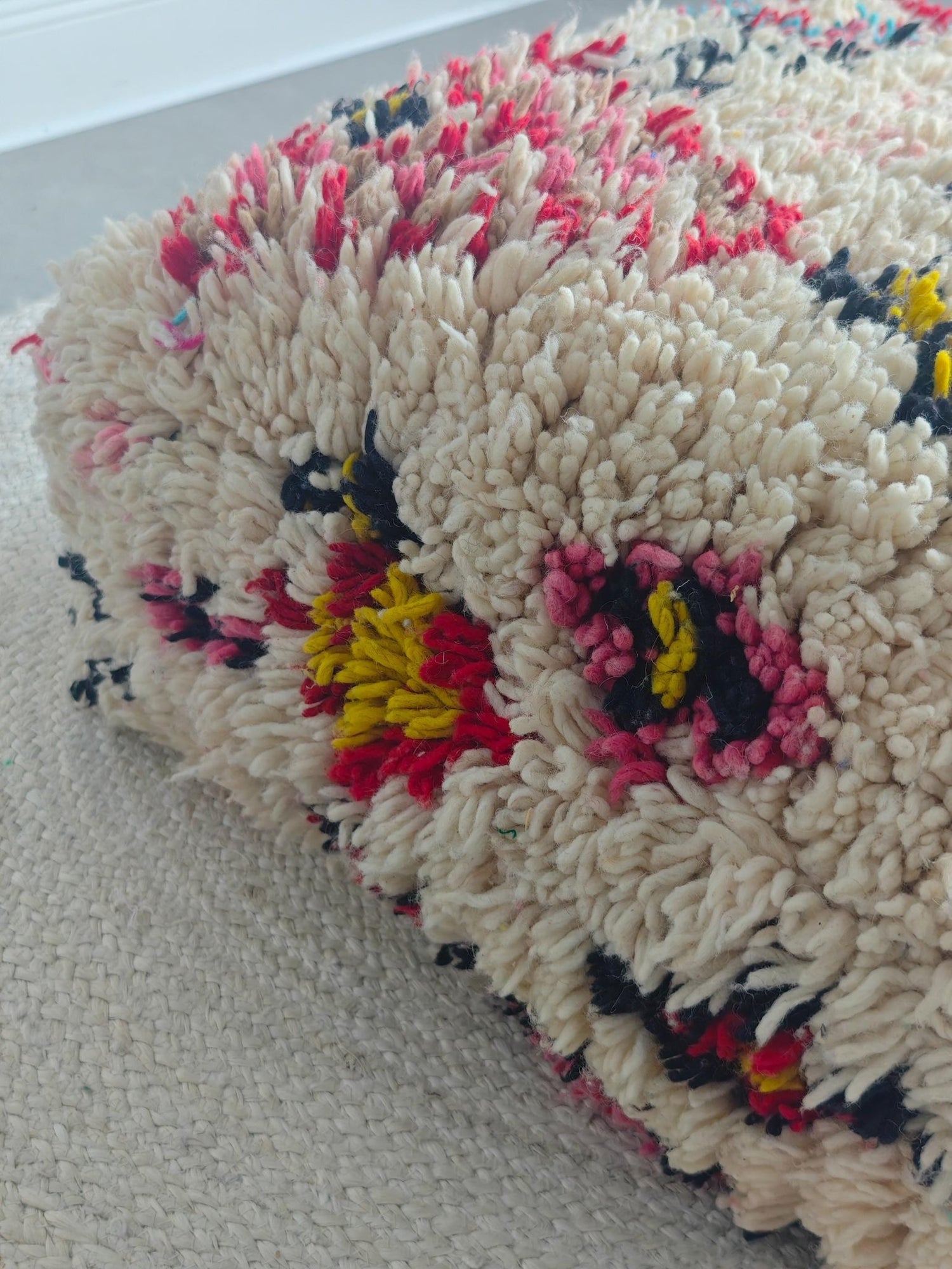 Beni Ourain Pouf aus Wolle, Handgemachtes Bodenkissen Marokko, Bunter Boho Pouf - CocosyBerlin