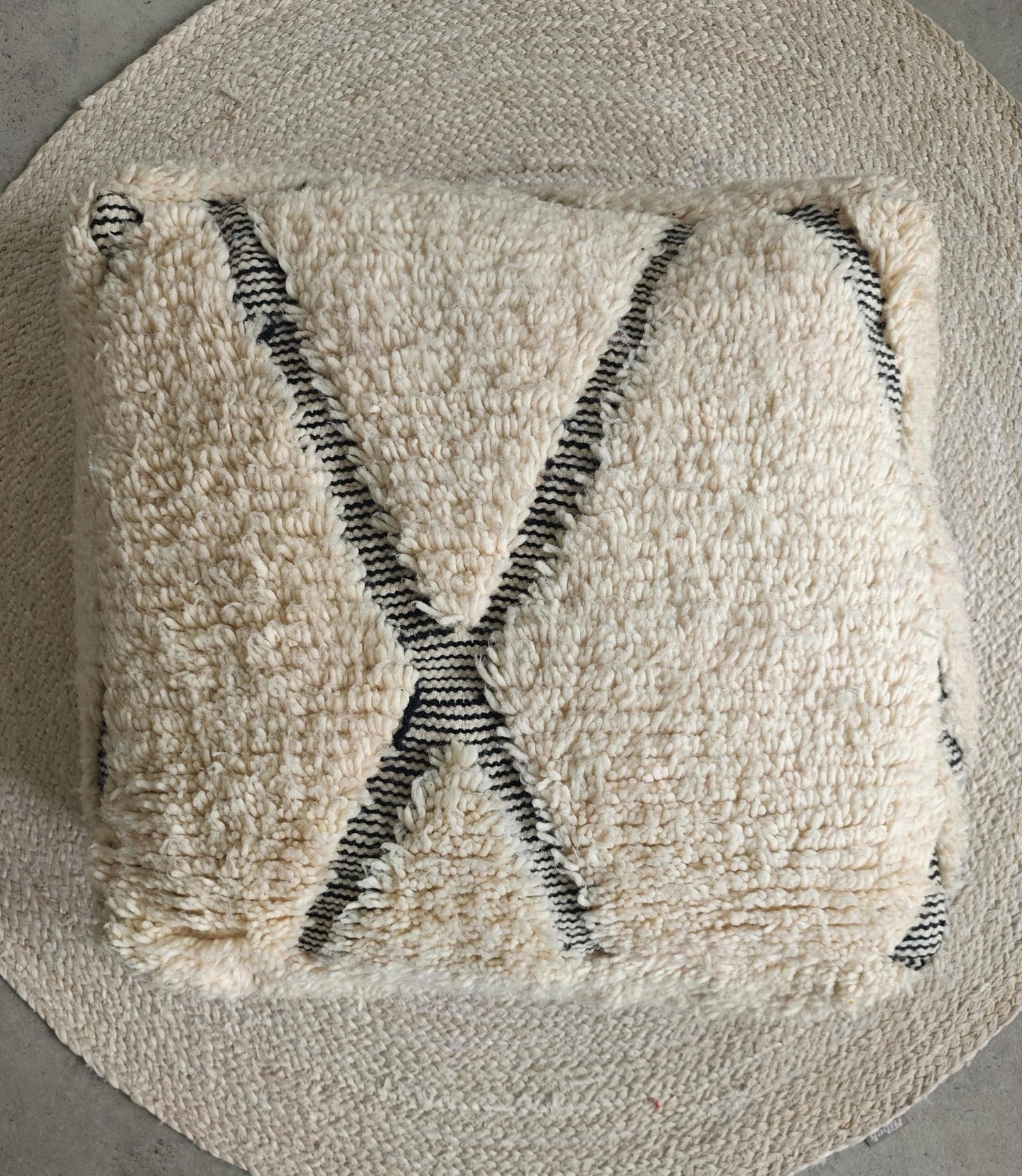 Pouf aus Marokko, Bodenkissen aus Wolle Beige Schwarz, Handgefertigter Boho Beni OUrain Berber Pouf - CocosyBerlin