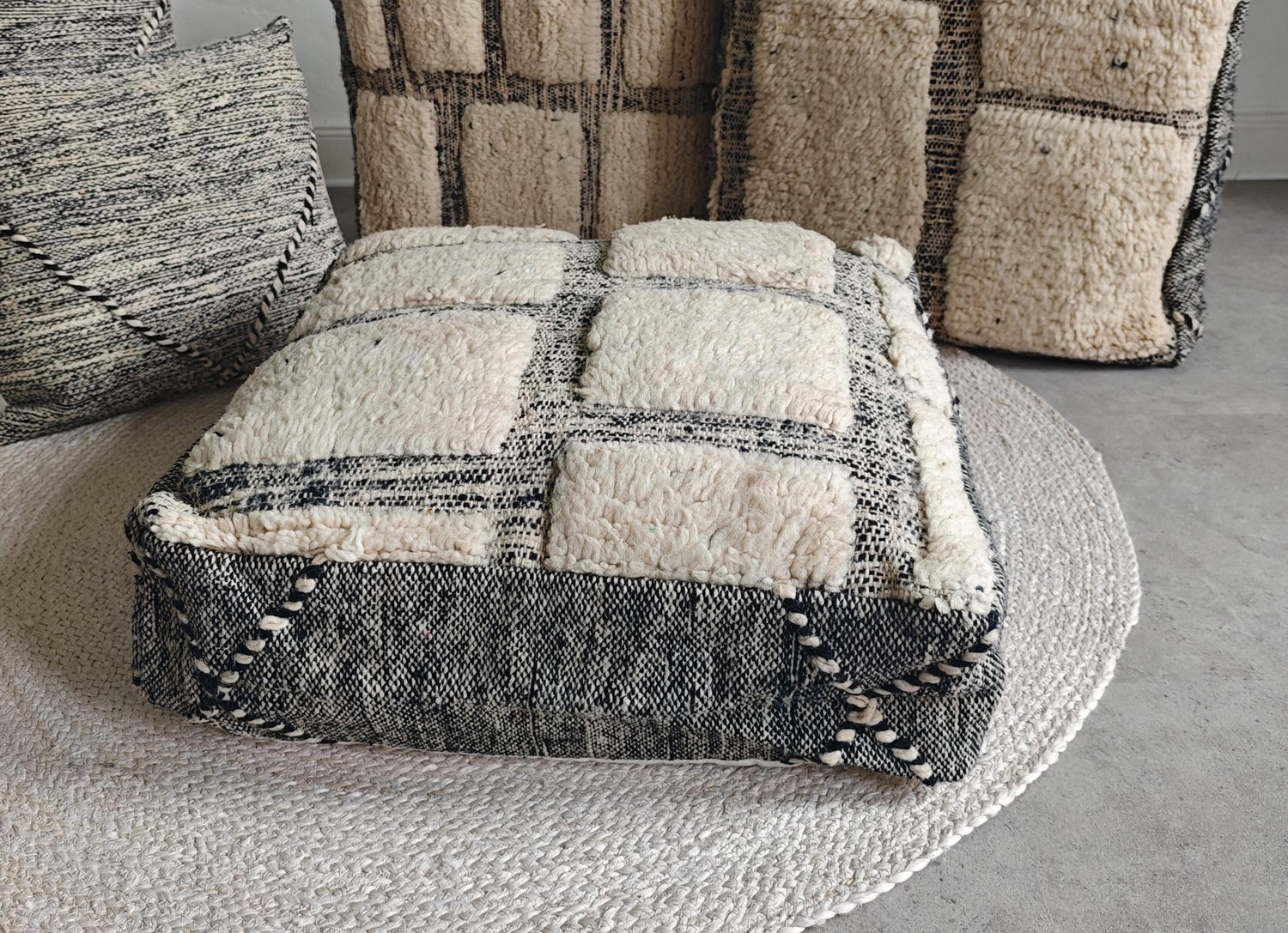Berber Pouf & Kissenhülle aus Marokko, Beige Schwarz, Geometrische Muster, Handgefertigte Boho Wohnaccessoires - CocosyBerlin