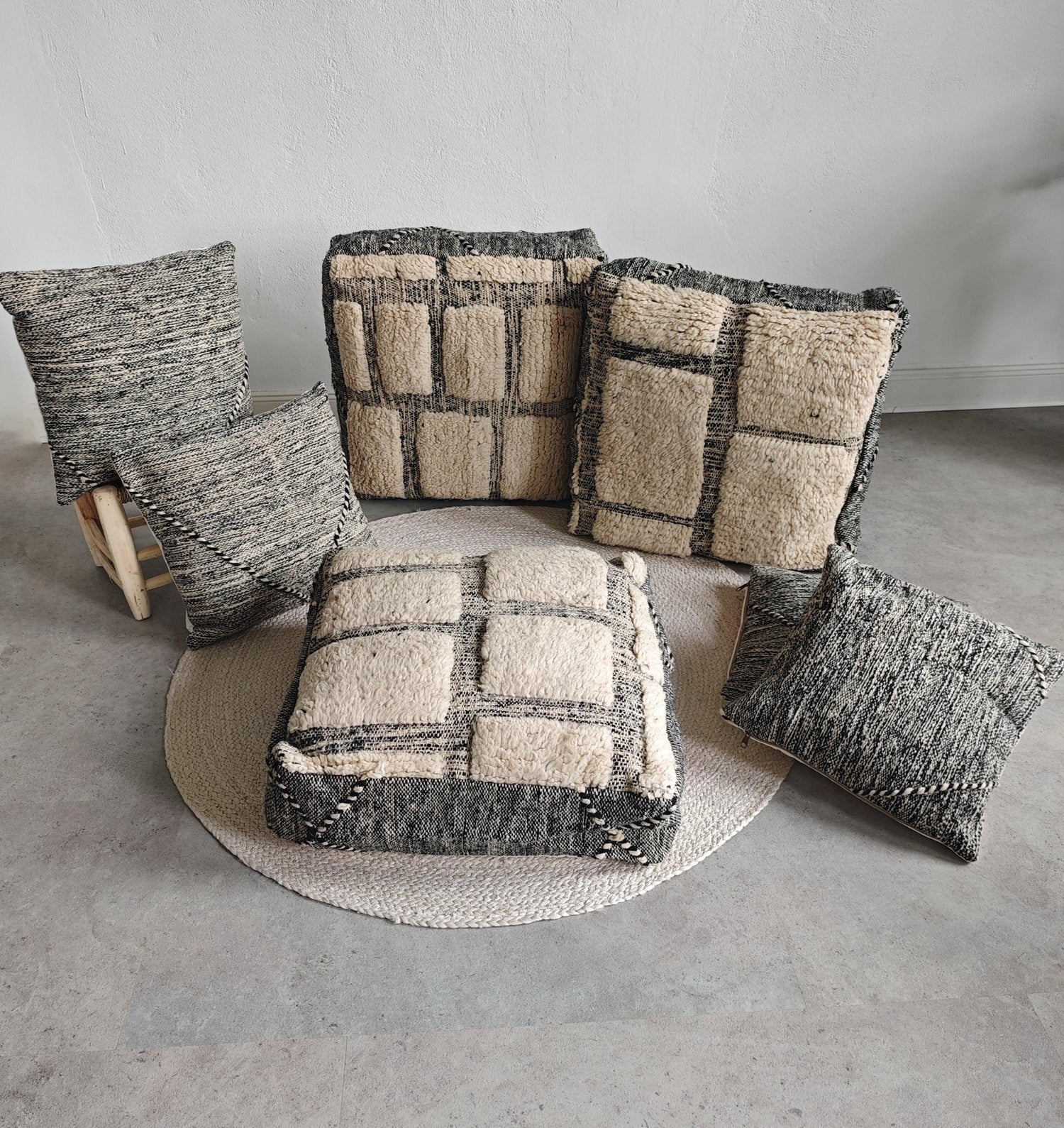 Berber Pouf & Kissenhülle aus Marokko, Beige Schwarz, Geometrische Muster, Handgefertigte Boho Wohnaccessoires - CocosyBerlin