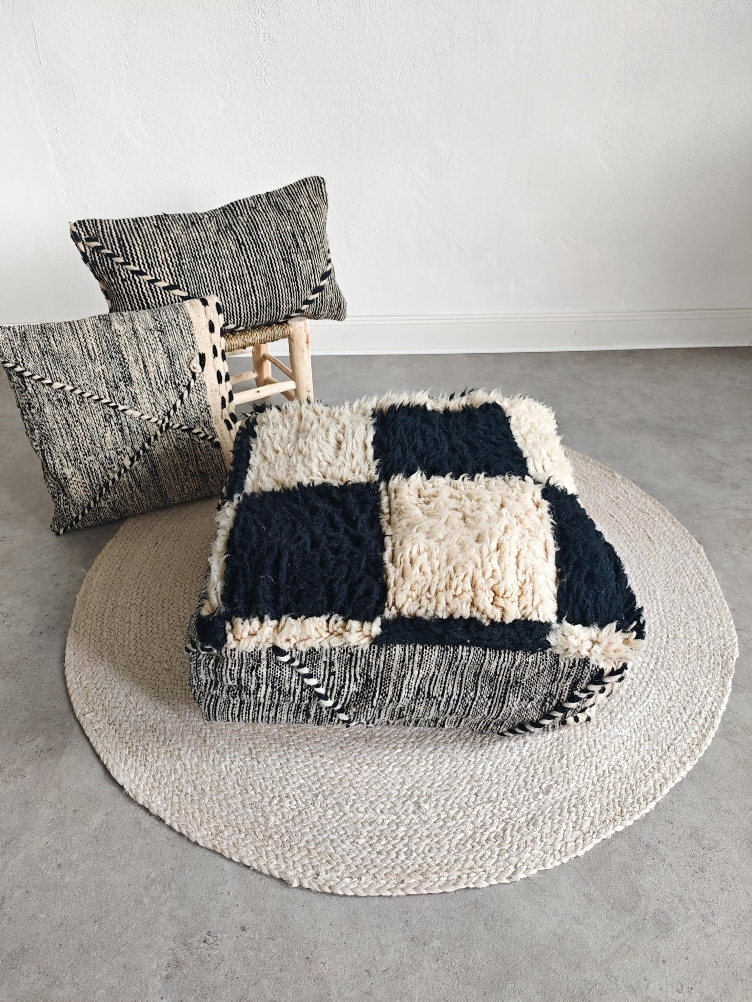 Berber Pouf im Checkerboard Design, Beni Ouarin Bodenkissen Beige Schwarz – Schachbrett Sitzkissen aus Wolle - CocosyBerlin