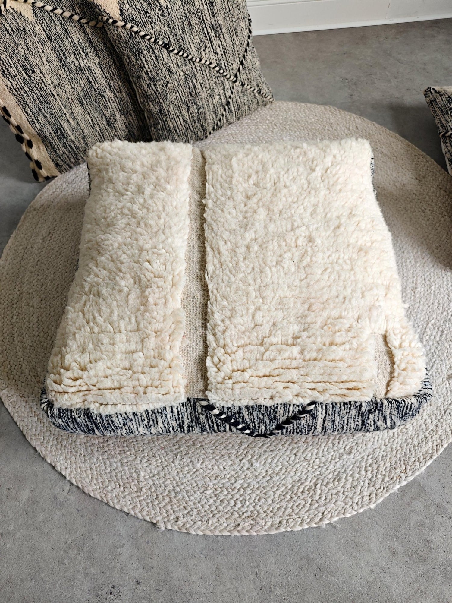 Berber Pouf & Kissenhülle aus Marokko, Beige Schwarz, flauschige Berber Kissen Handgefertigte Boho Wohnaccessoires - CocosyBerlin