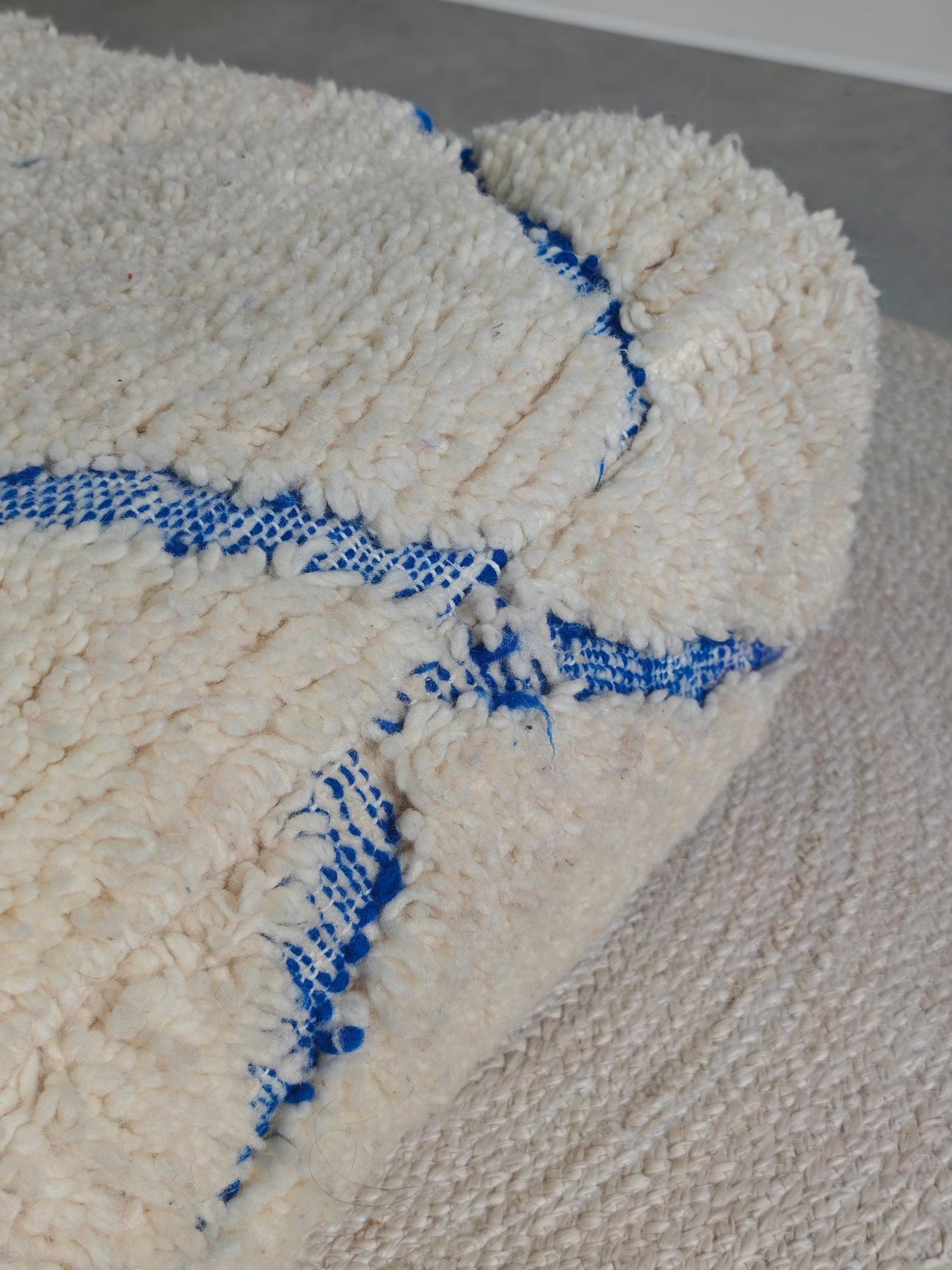 Pouf aus Marokko, Bodenkissen aus Wolle Beige Blau, Handgefertigter Boho Beni Ourain Berber Pouf - CocosyBerlin