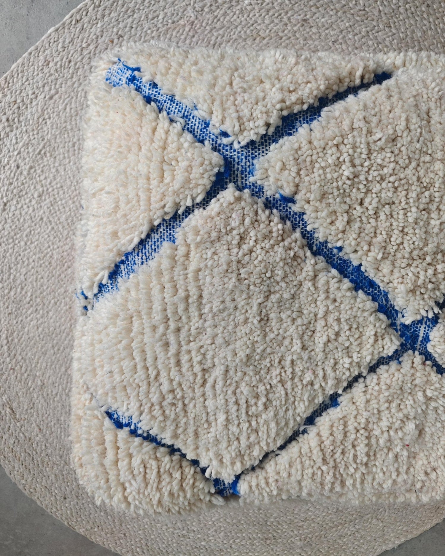 Pouf aus Marokko, Bodenkissen aus Wolle Beige Blau, Handgefertigter Boho Beni Ourain Berber Pouf - CocosyBerlin