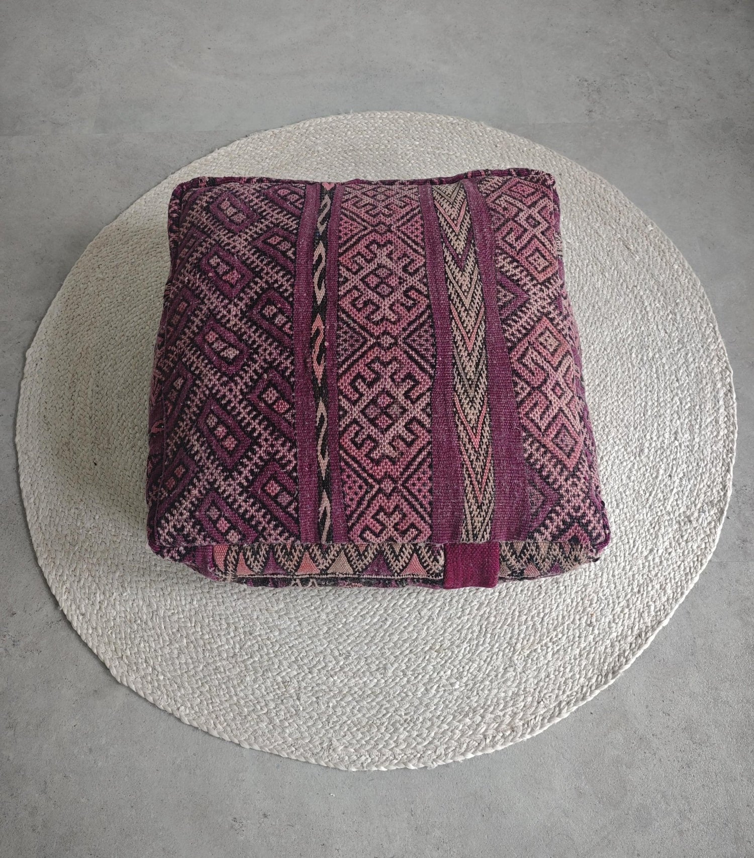 Vintage Berber Pouf aus Marokko, Lila Kelim Bodenkissen, Handgefertigter Pouf aus Wolle mit geometrischen Mustern - CocosyBerlin