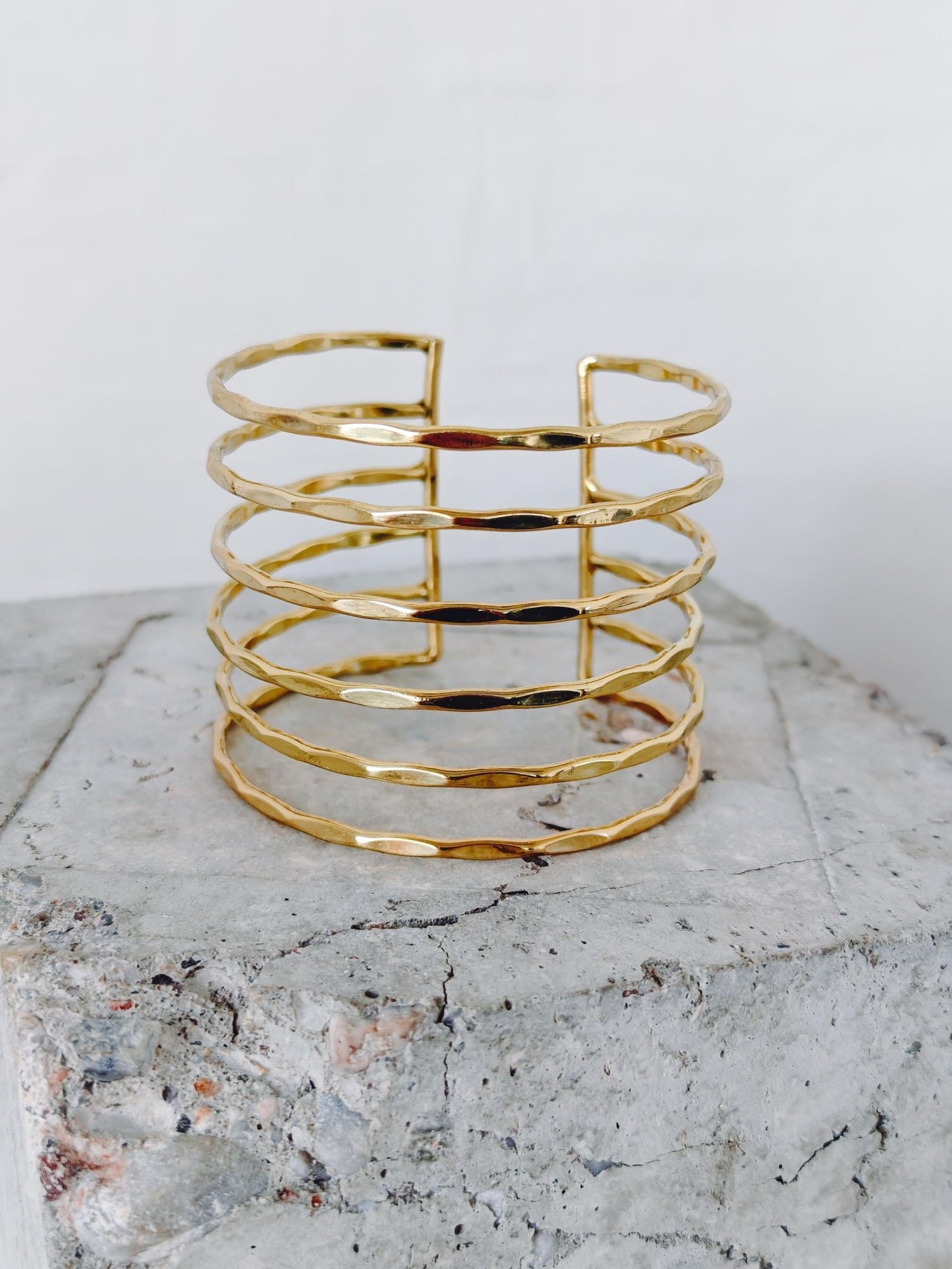 Goldener Manschetten Armreif aus Messing, Breiter Statement Armreif gehämmert - CocosyBerlin