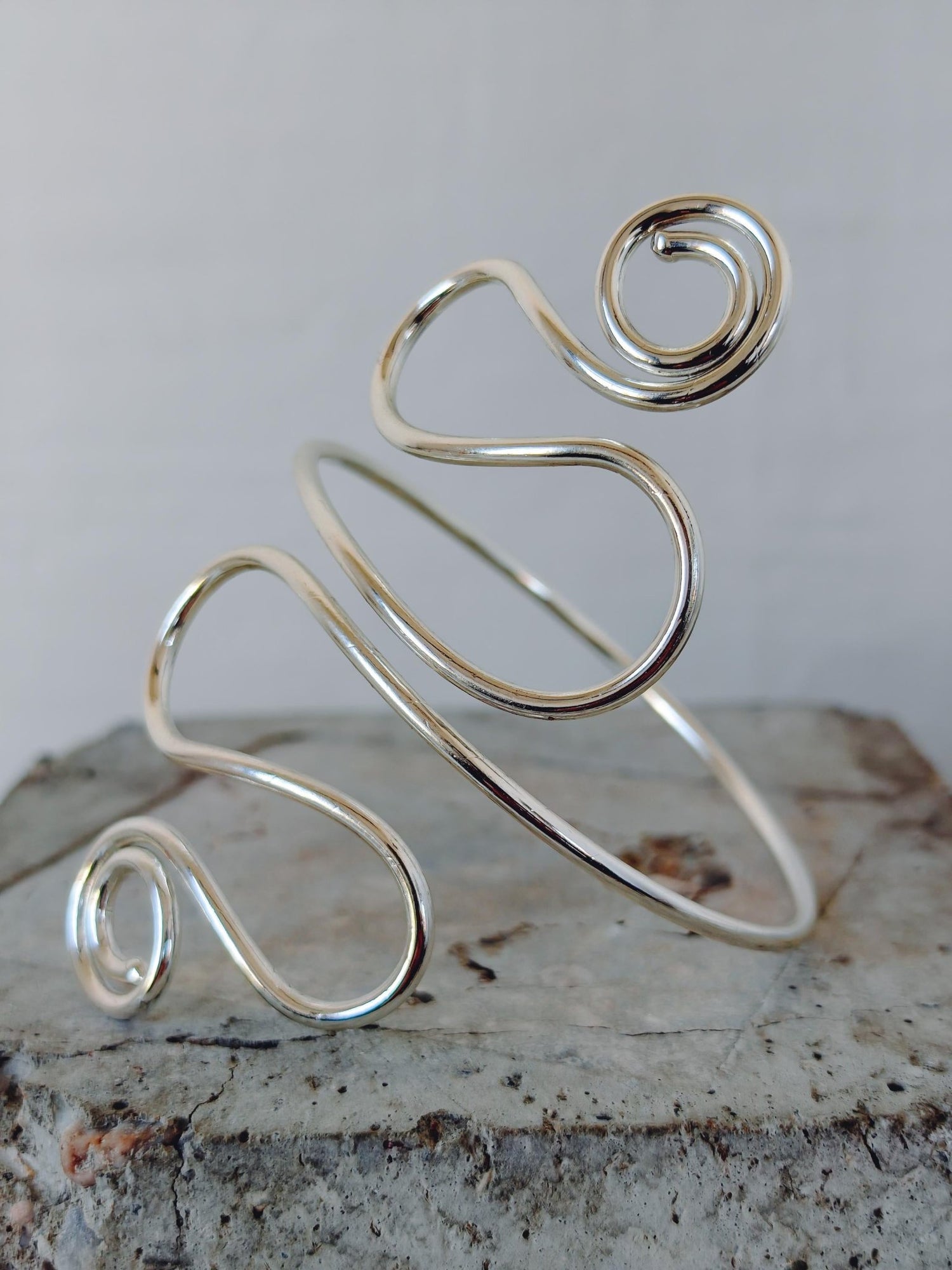 Silberner Oberarmreif aus Messing, versilbert, Silber Boho Festival Armschmuck, Hippie Sommer Schmuck - CocosyBerlin