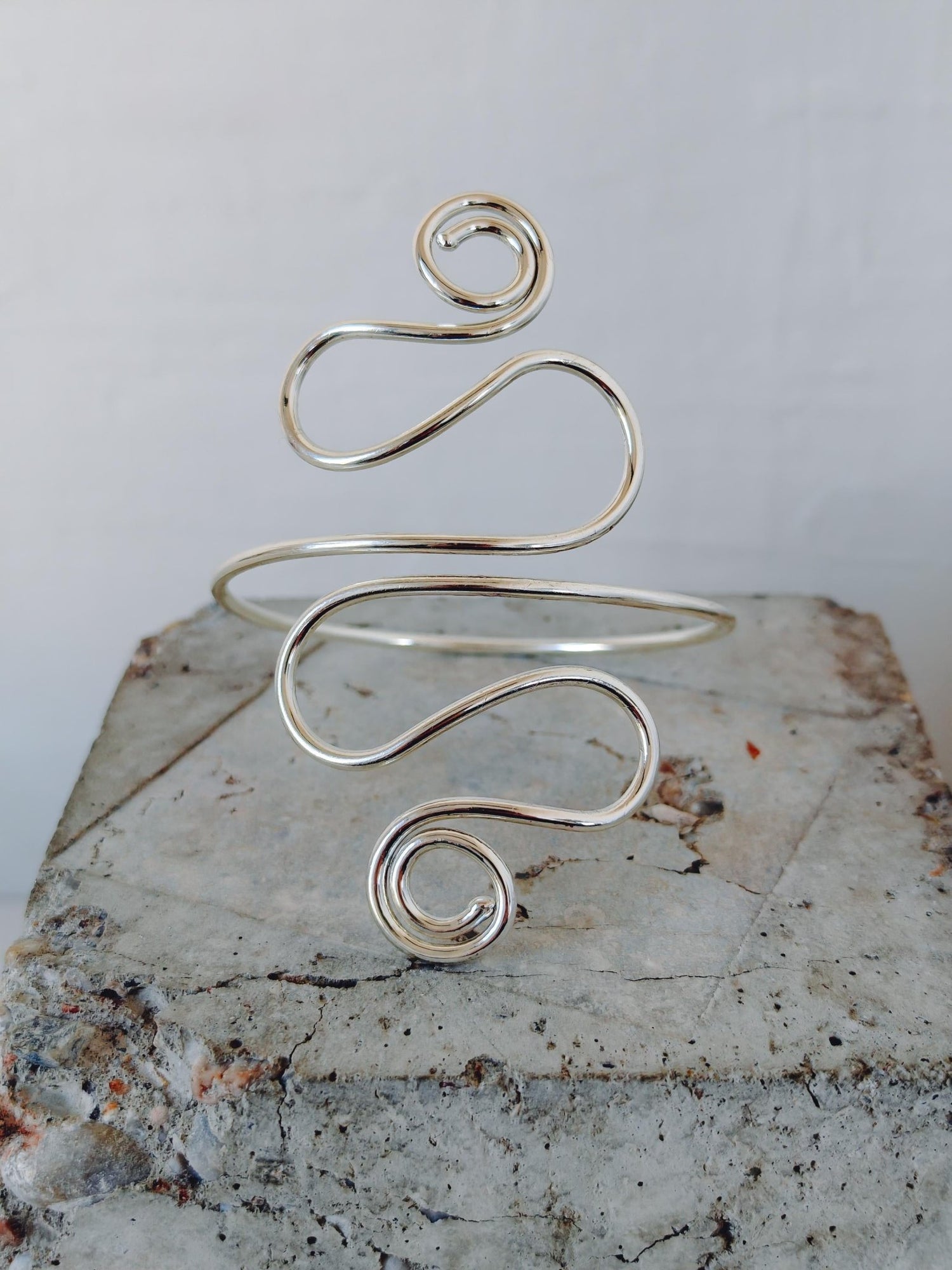 Silberner Oberarmreif aus Messing, versilbert, Silber Boho Festival Armschmuck, Hippie Sommer Schmuck - CocosyBerlin