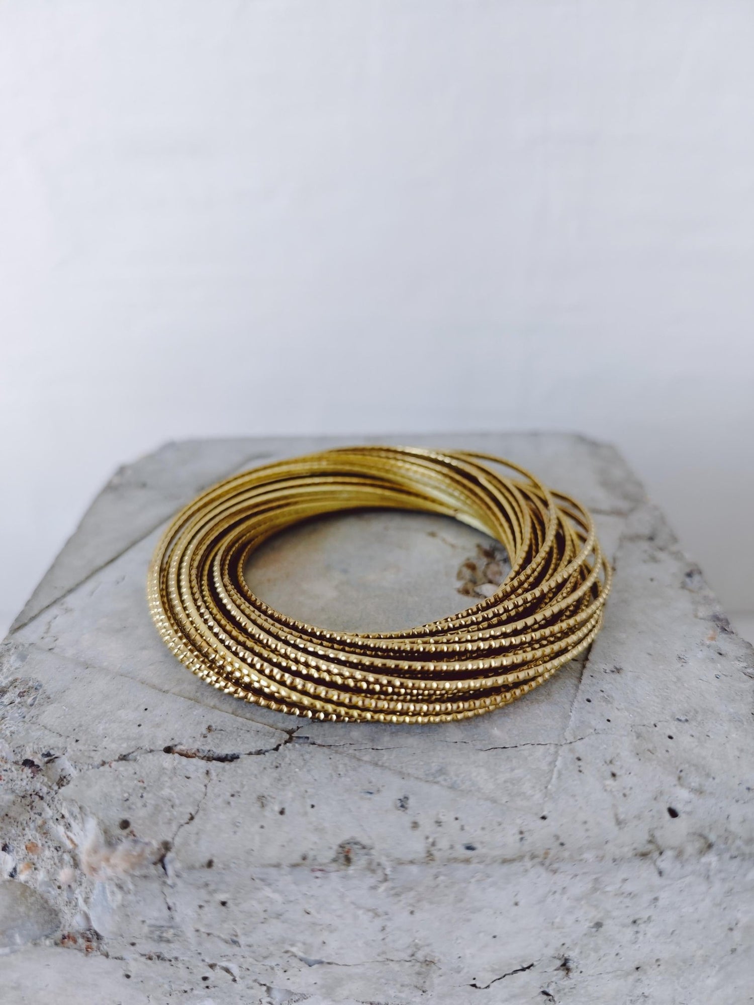 Boho Armreif aus Messing Gold, 36 verbundene Bangles, Ethnic Statement Festival Schmuck - CocosyBerlin