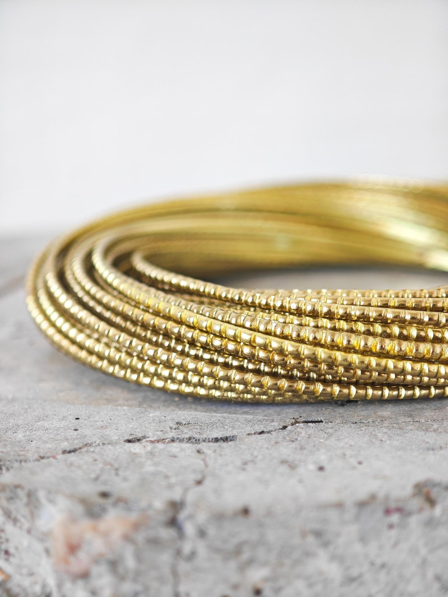 Boho Armreif aus Messing Gold, 36 verbundene Bangles, Ethnic Statement Festival Schmuck - CocosyBerlin
