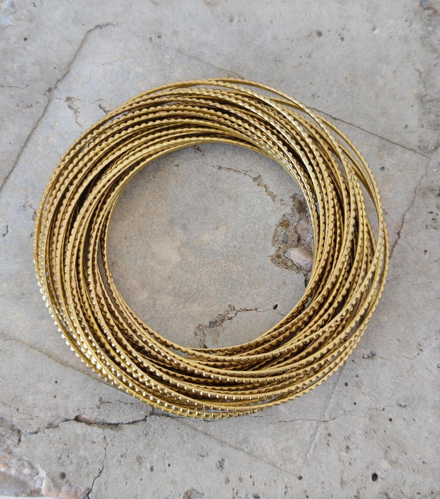 Boho Armreif aus Messing Gold, 36 verbundene Bangles, Ethnic Statement Festival Schmuck - CocosyBerlin