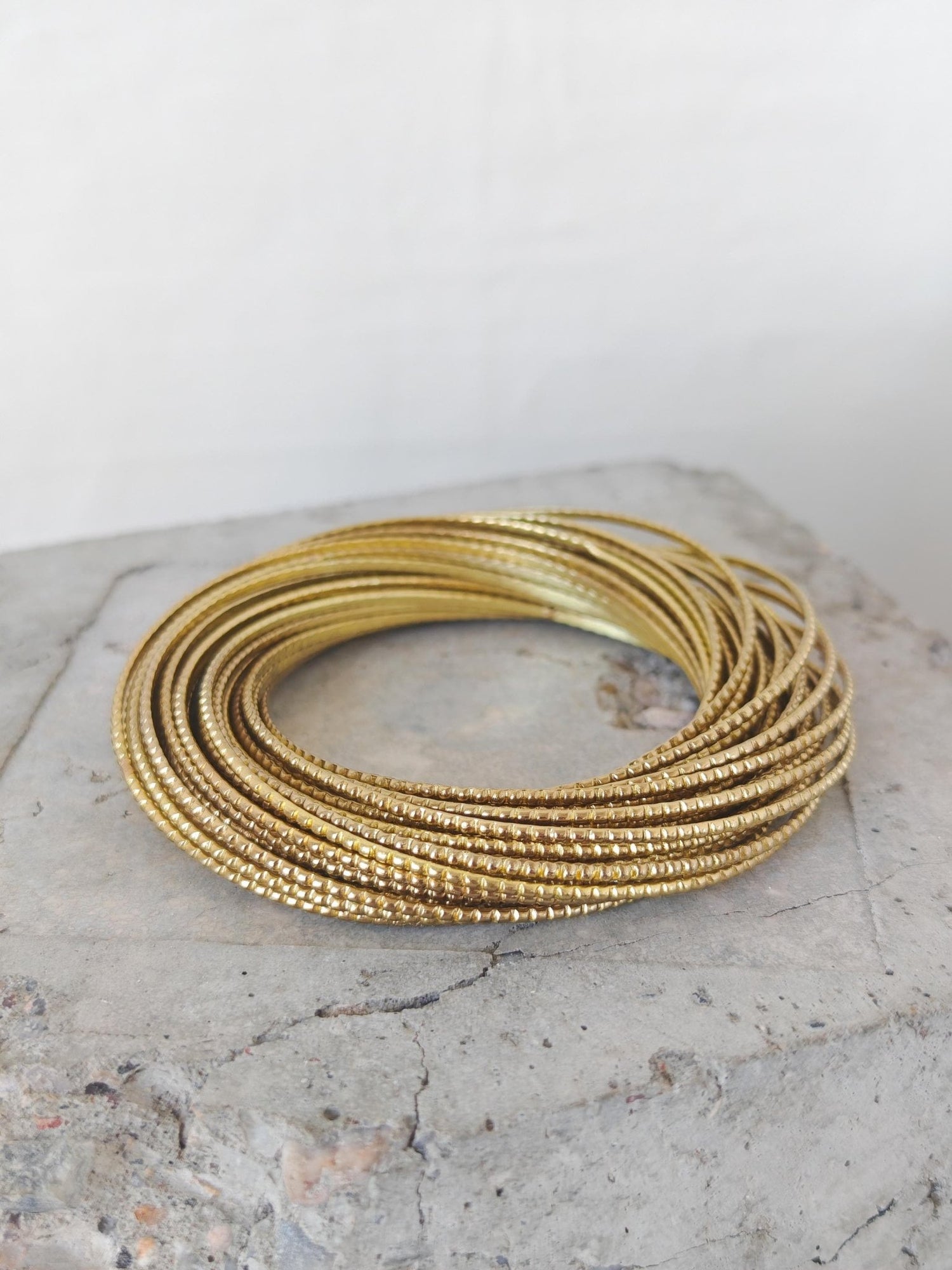 Boho Armreif aus Messing Gold, 36 verbundene Bangles, Ethnic Statement Festival Schmuck - CocosyBerlin