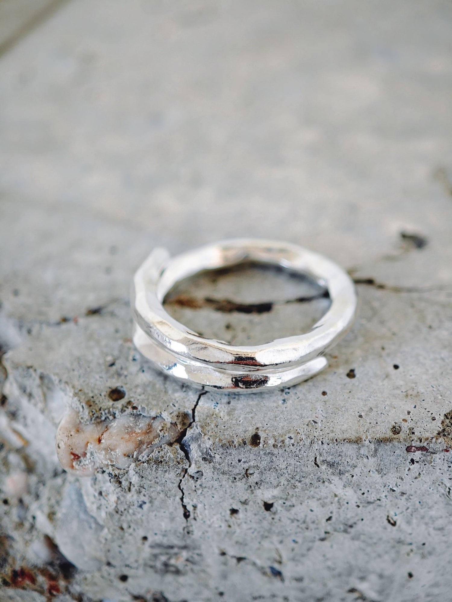 Organischer 925 Silber Ring, Raw Statement Stapelring, Gehämmerter Silberring - CocosyBerlin