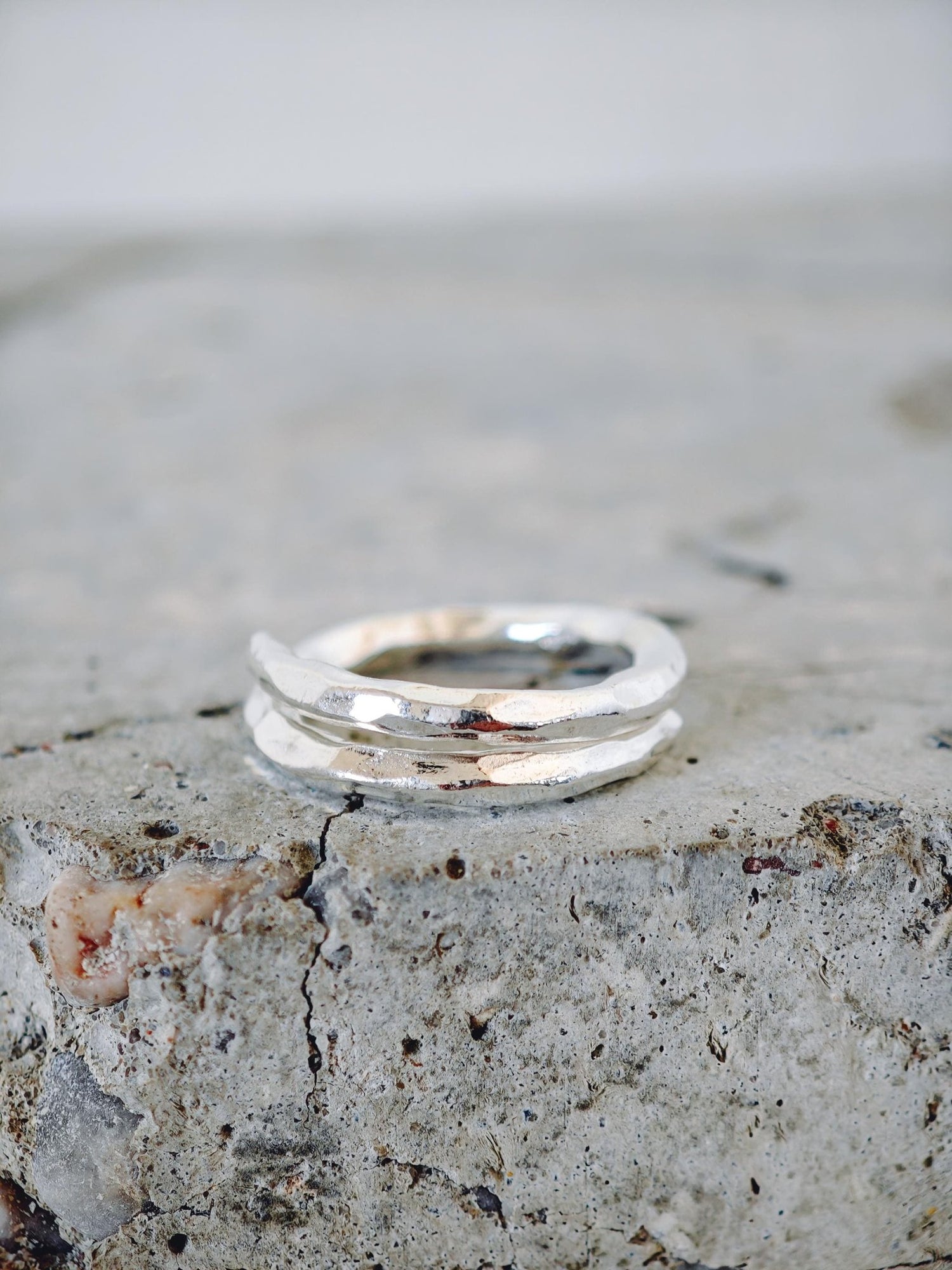 Organischer 925 Silber Ring, Raw Statement Stapelring, Gehämmerter Silberring - CocosyBerlin