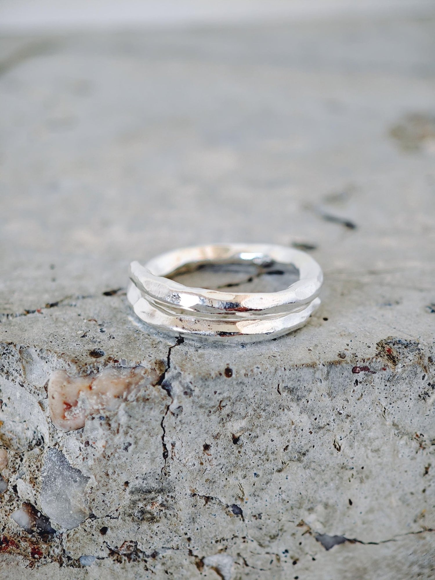 Organischer 925 Silber Ring, Raw Statement Stapelring, Gehämmerter Silberring - CocosyBerlin