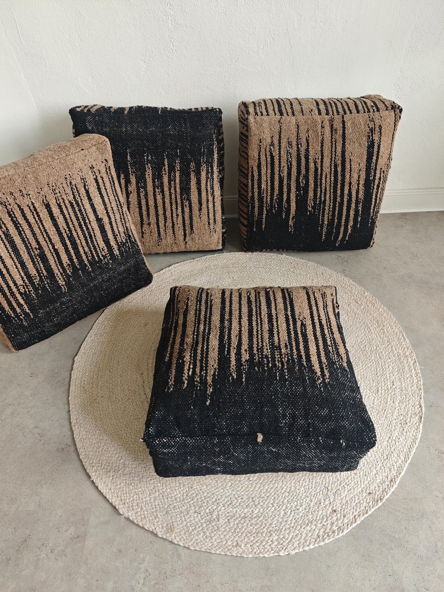 Moderner Pouf Schwarz Natur, Handgemachtes Bodenkissen Marokko, Minimalistisch Boho Interior - CocosyBerlin