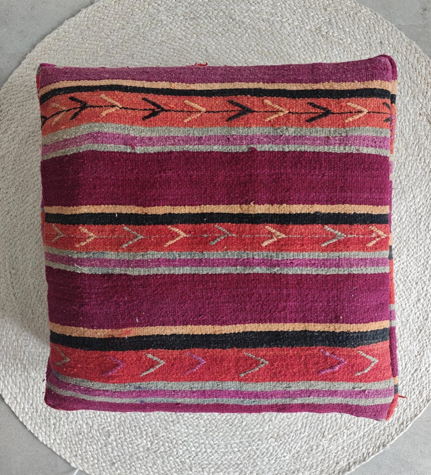Marokkanischer Vintage Pouf, Berber Bodenkissen, Boho Sitzkissen aus Wolle, handarbeit - CocosyBerlin