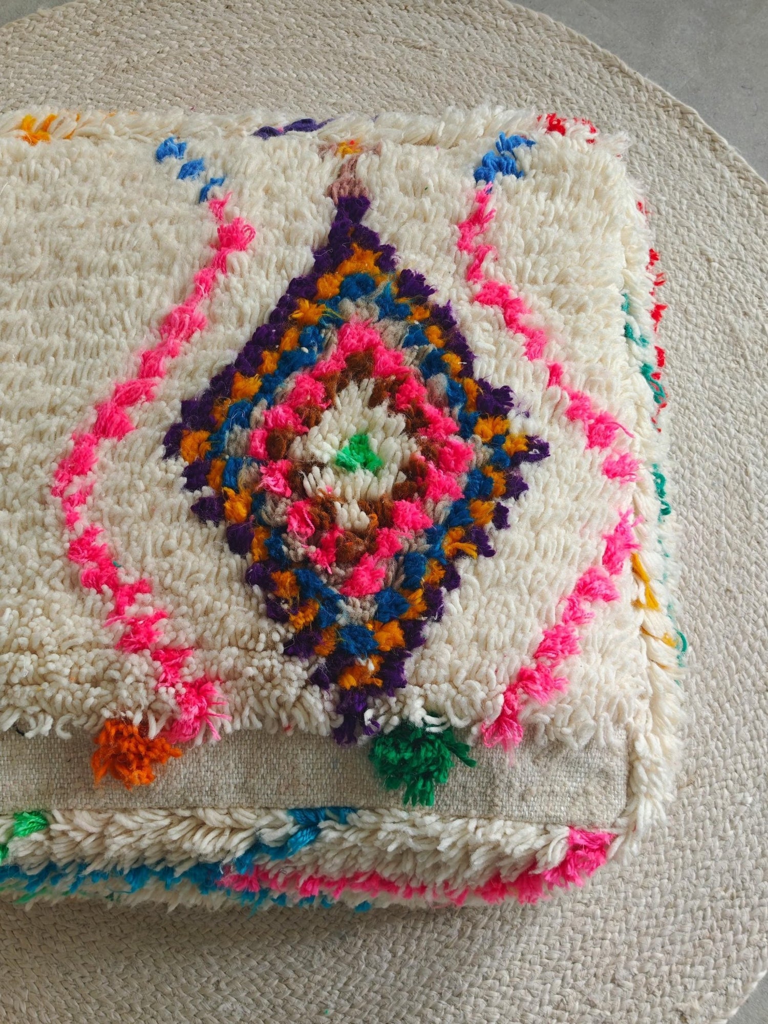 Beni Ourain Pouf aus Wolle, Handgemachtes Bodenkissen Marokko, Bunter Boho Pouf - CocosyBerlin