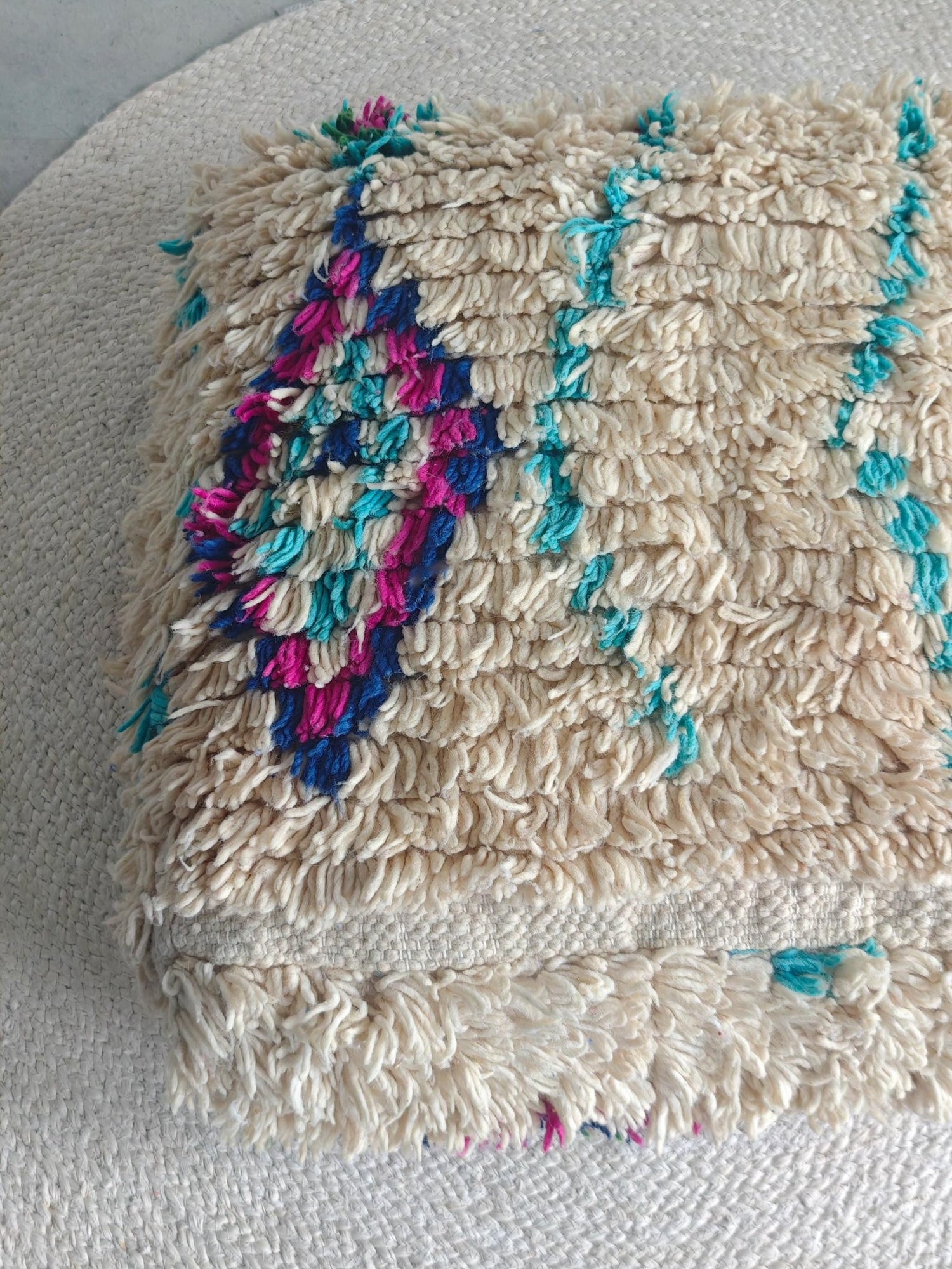 Beni Ourain Pouf aus Wolle, Handgemachtes Bodenkissen Marokko, Türkis Lila Boho Pouf - CocosyBerlin