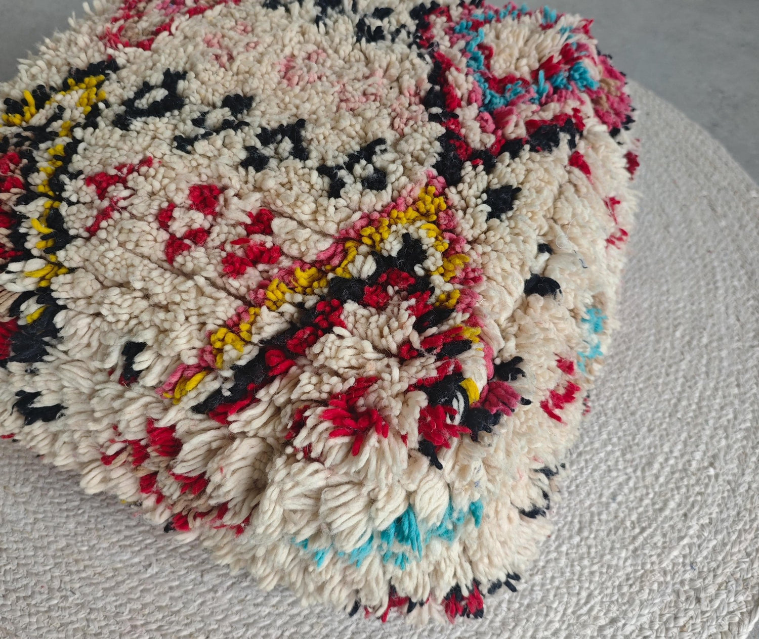 Beni Ourain Pouf aus Wolle, Handgemachtes Bodenkissen Marokko, Bunter Boho Pouf - CocosyBerlin