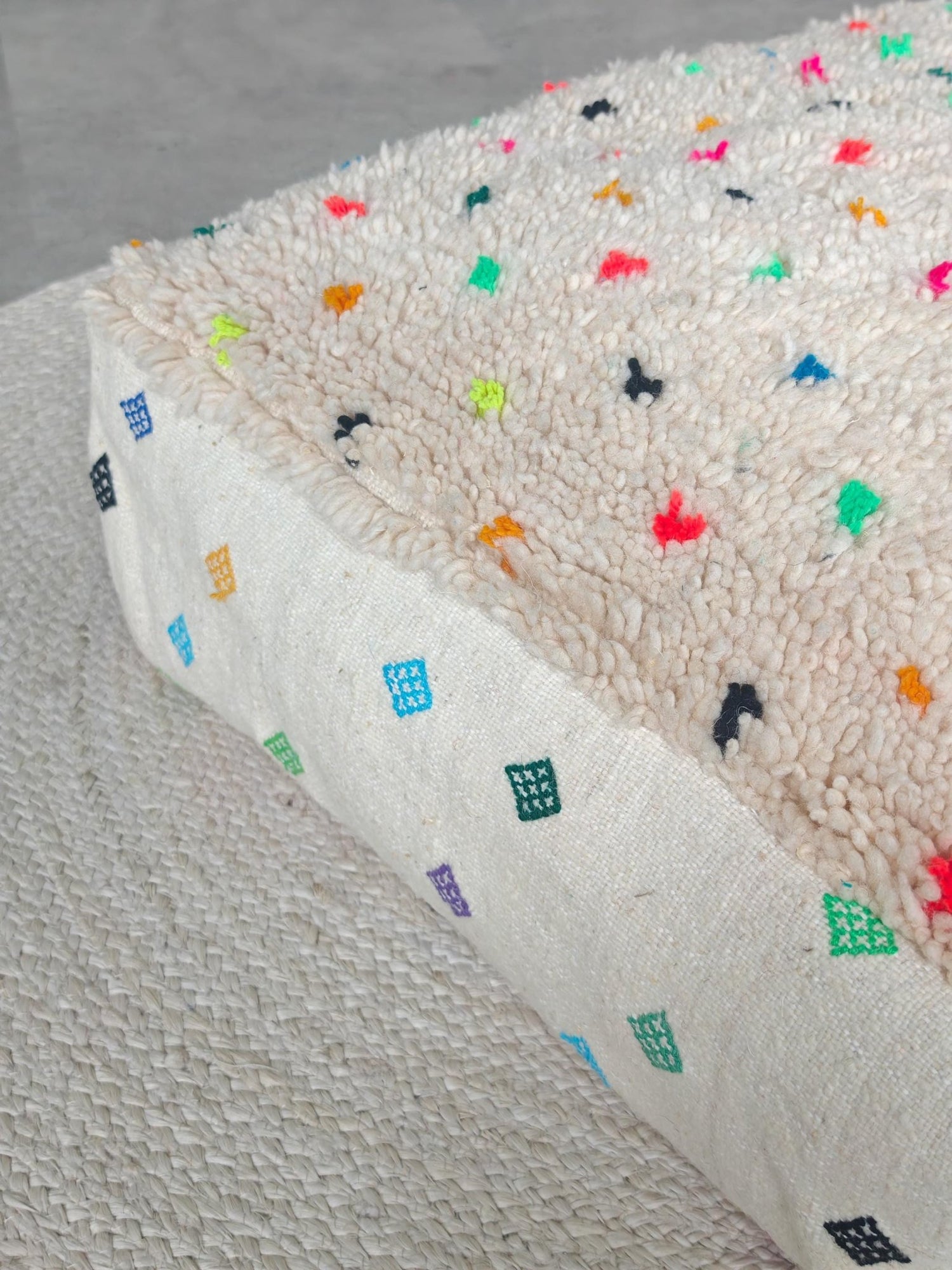 Marokkanischer Pouf, Berber Bodenkissen, kleine Punkte, Boho Sitzkissen aus Wolle bunt regenbogen, Vintage - CocosyBerlin
