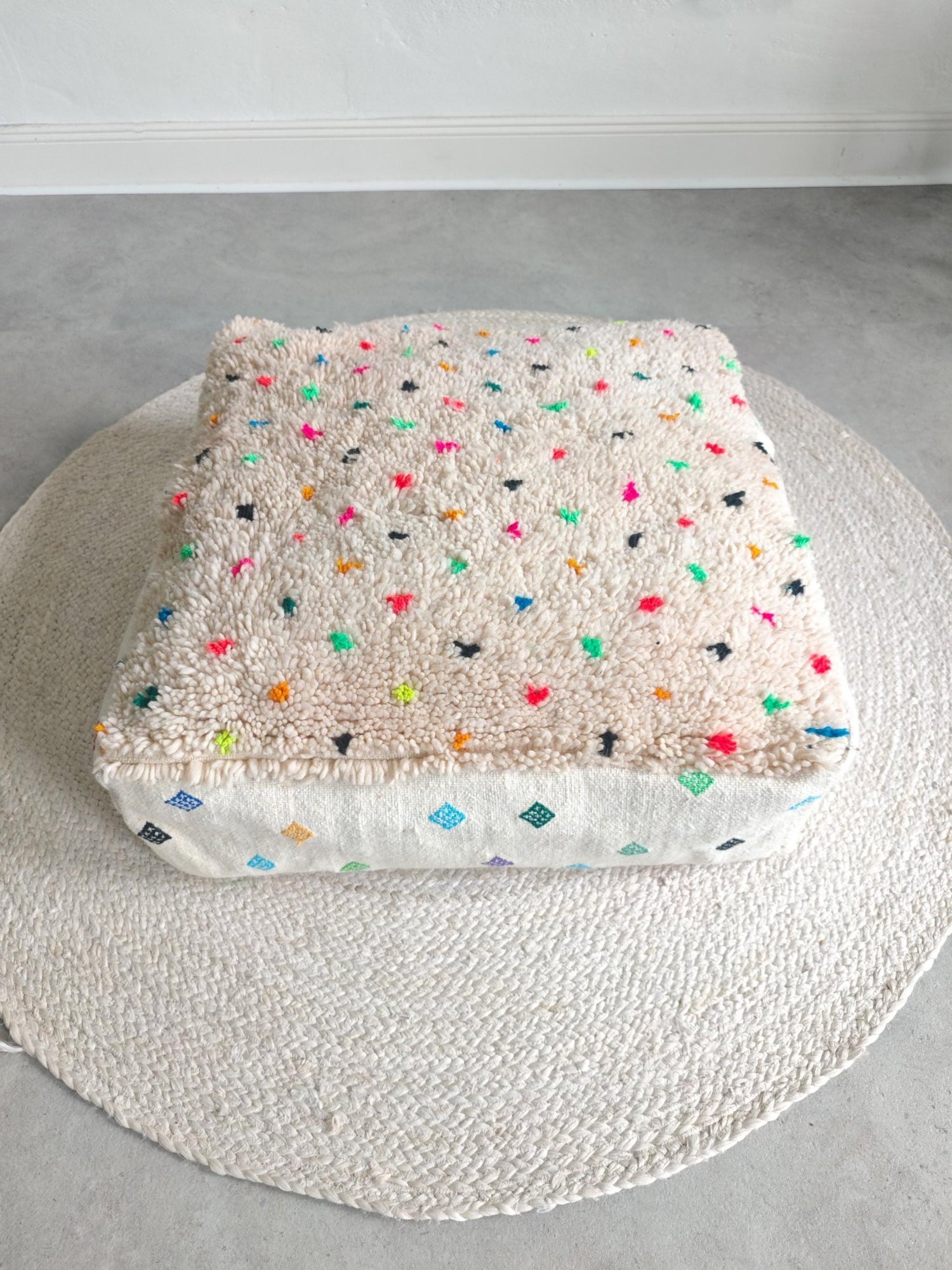 Marokkanischer Pouf, Berber Bodenkissen, kleine Punkte, Boho Sitzkissen aus Wolle bunt regenbogen, Vintage - CocosyBerlin