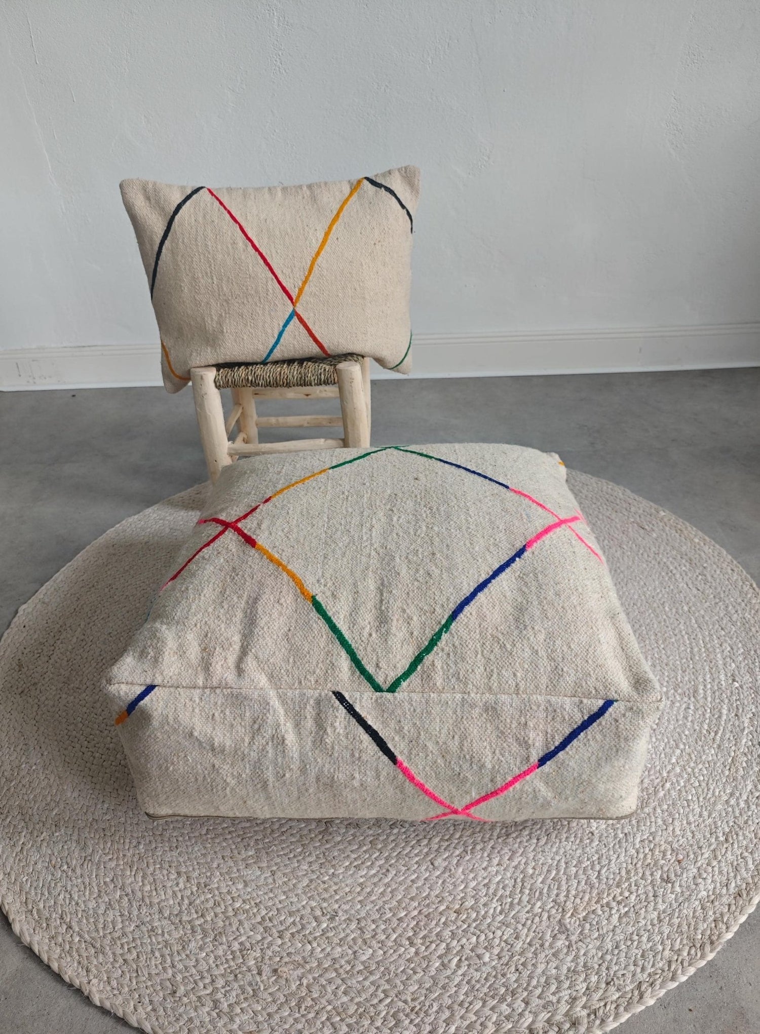Minimalistischer Berber Pouf aus Marokko, Bodenkissen mit bunten Linien, Handgefertigte Kissenhülle, Boho Scandi Decor - CocosyBerlin