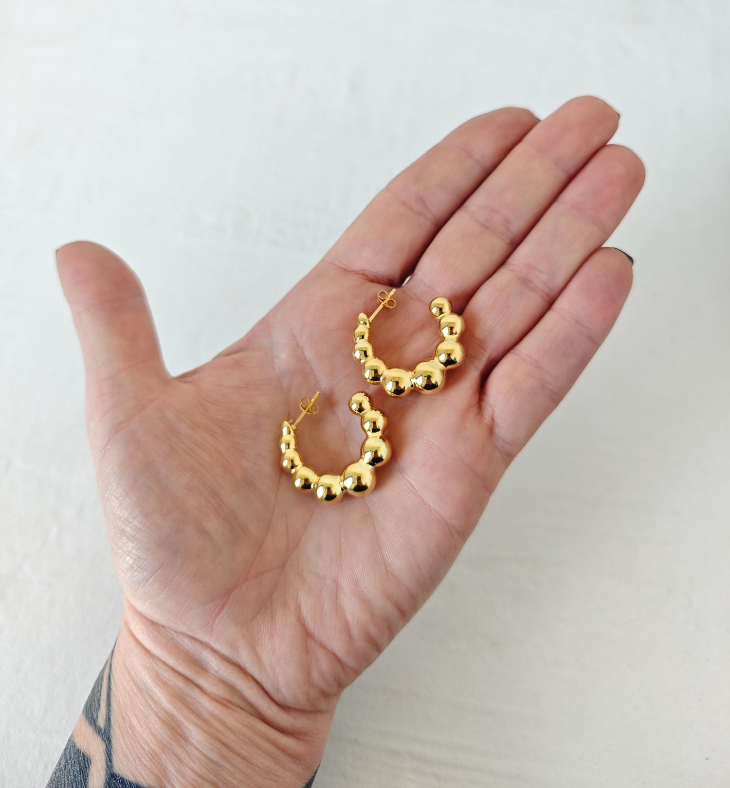 Bubble Ohrringe aus 925 Silber vergoldet mit 18k, Kugel Statement Ohrstecker Creolen, Gold Ball Hoops - CocosyBerlin