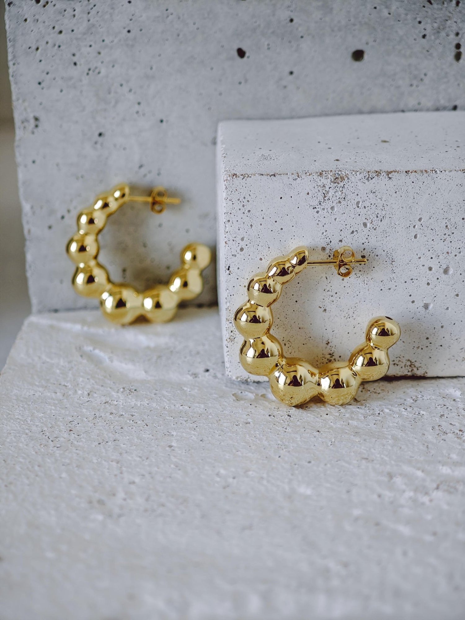 Bubble Ohrringe aus 925 Silber vergoldet mit 18k, Kugel Statement Ohrstecker Creolen, Gold Ball Hoops - CocosyBerlin