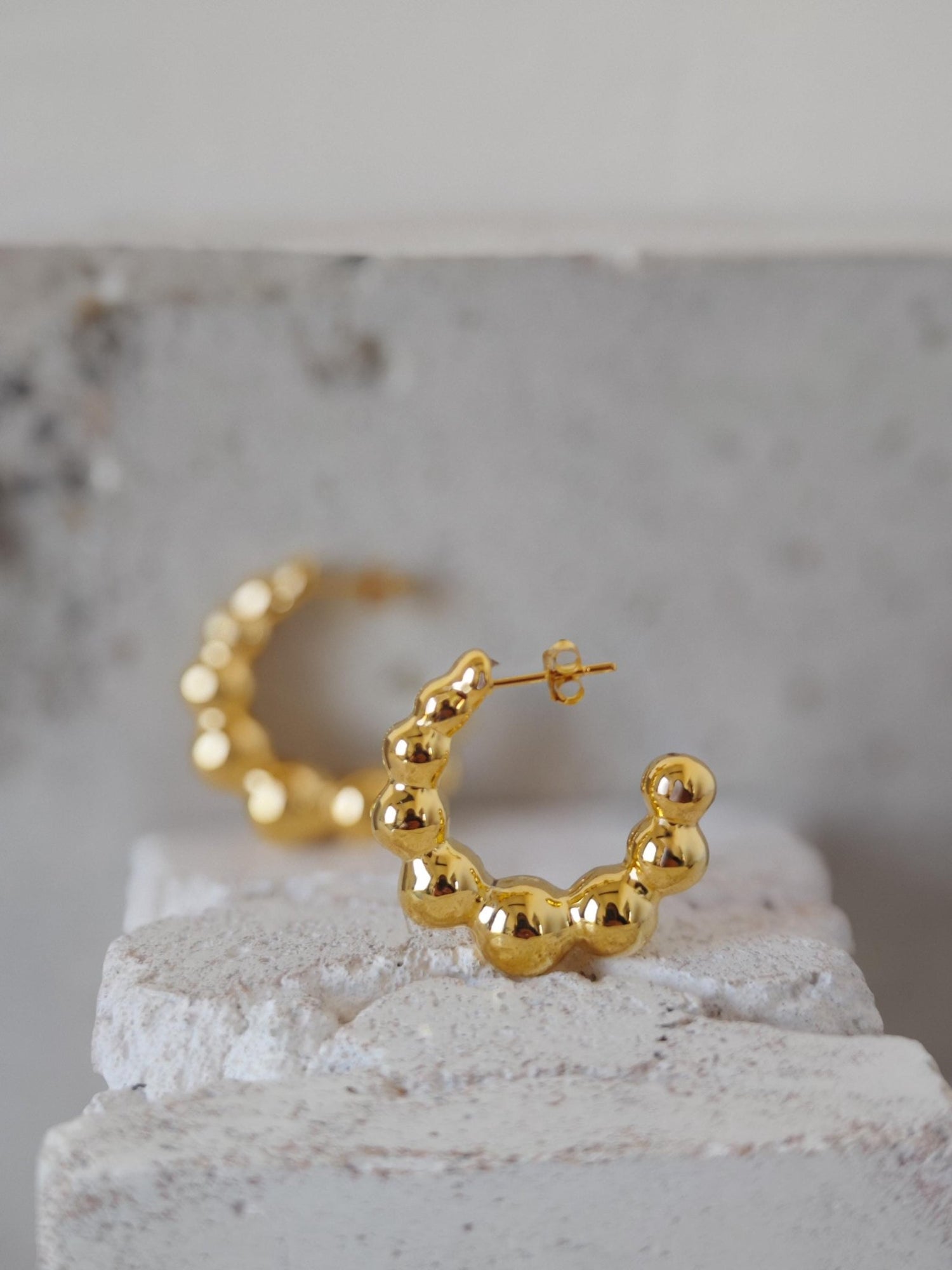 Bubble Ohrringe aus 925 Silber vergoldet mit 18k, Kugel Statement Ohrstecker Creolen, Gold Ball Hoops - CocosyBerlin