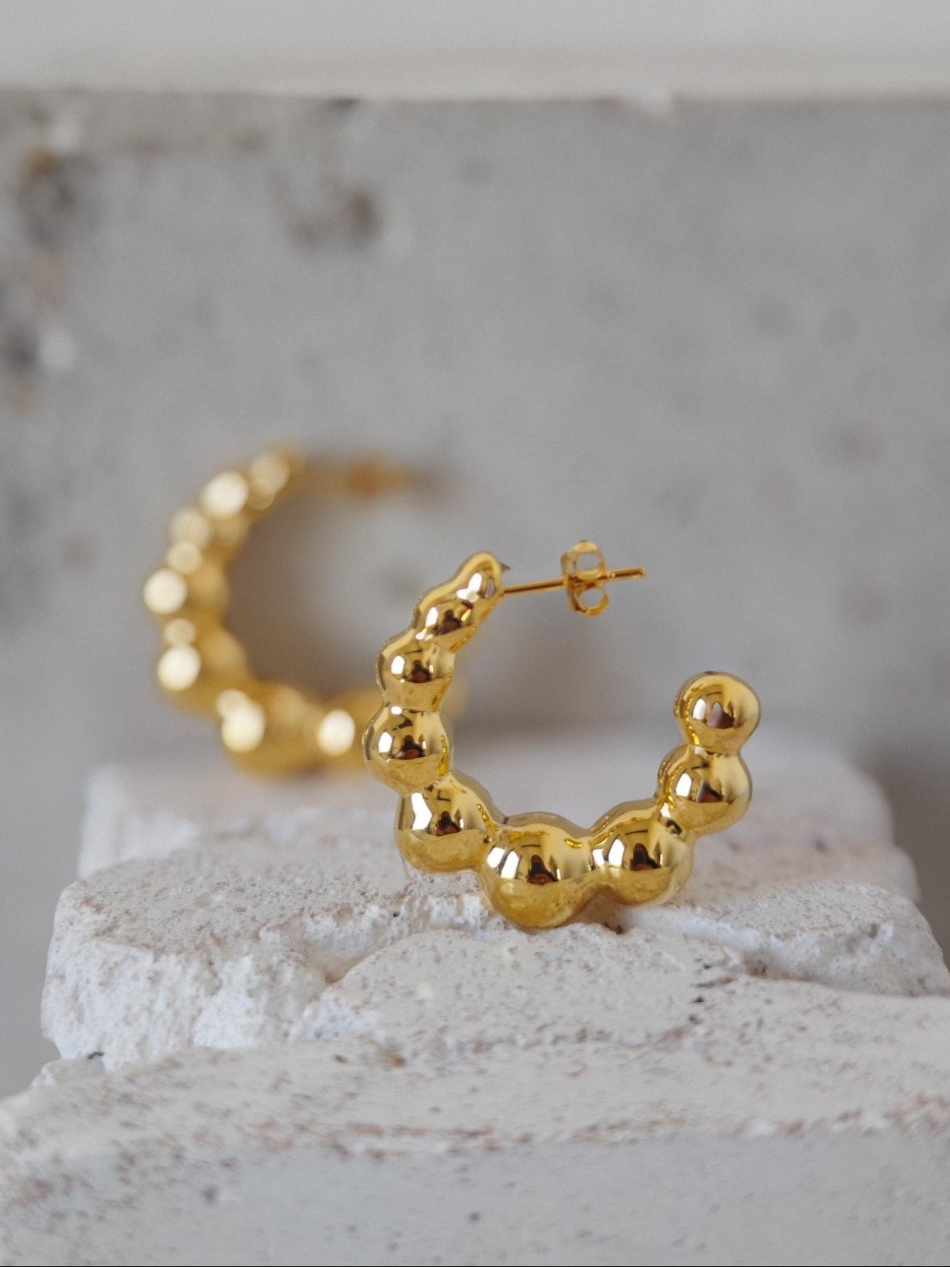 Bubble Ohrringe aus 925 Silber vergoldet mit 18k, Kugel Statement Ohrstecker Creolen, Gold Ball Hoops - CocosyBerlin