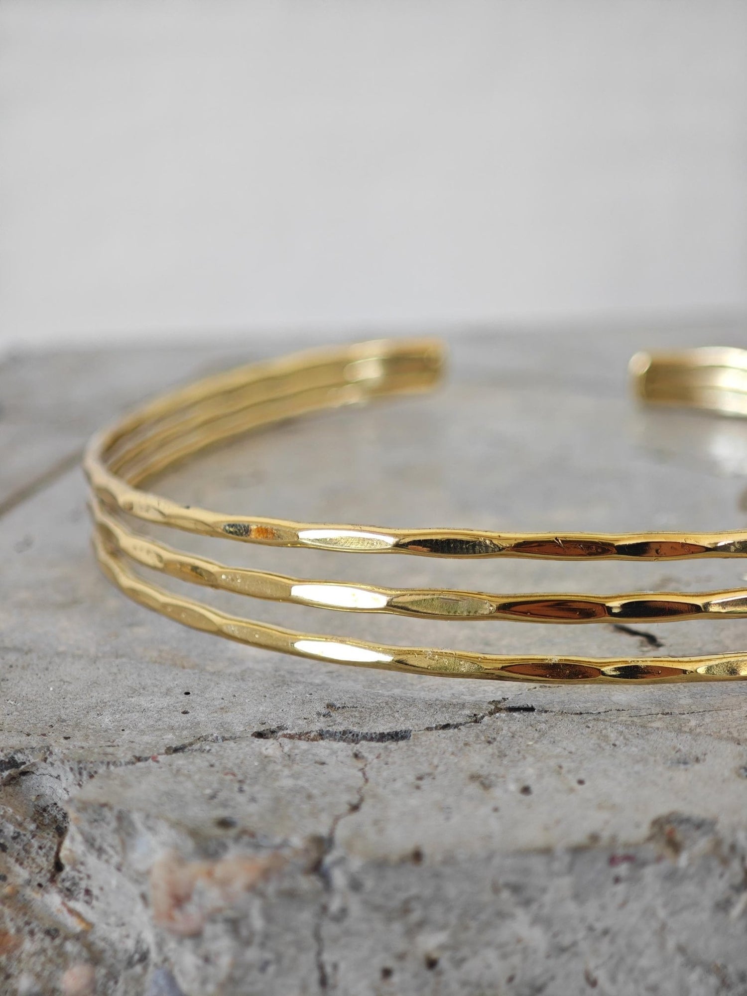 Gehämmerter Oberarmreif / Armreif aus goldenem Messing, Dreireihiger Armreif, Boho Oberarm Armreif Minimalistischer Ethnic Schmuck - CocosyBerlin