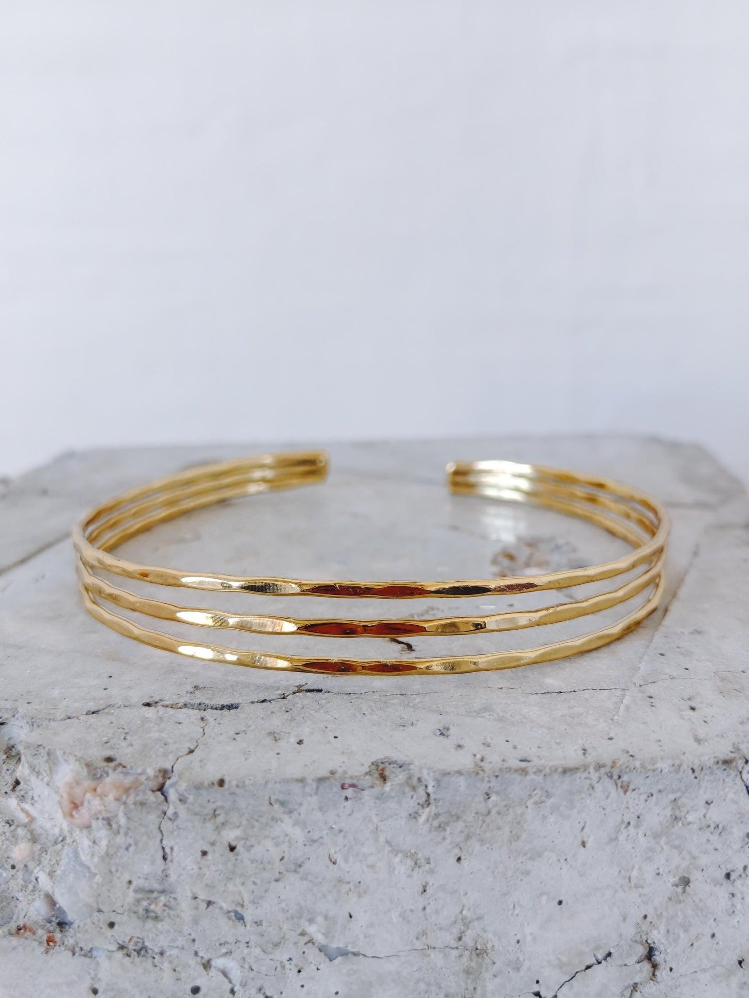 Gehämmerter Oberarmreif / Armreif aus goldenem Messing, Dreireihiger Armreif, Boho Oberarm Armreif Minimalistischer Ethnic Schmuck - CocosyBerlin