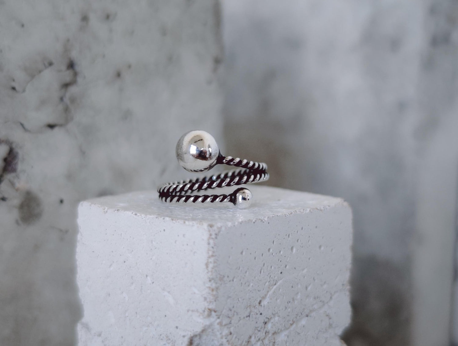 Silber Twisted Bubble Ring, Gedrehter Ring aus 925 Silber mit Kugeln, Minimalistischer Kugelring - CocosyBerlin