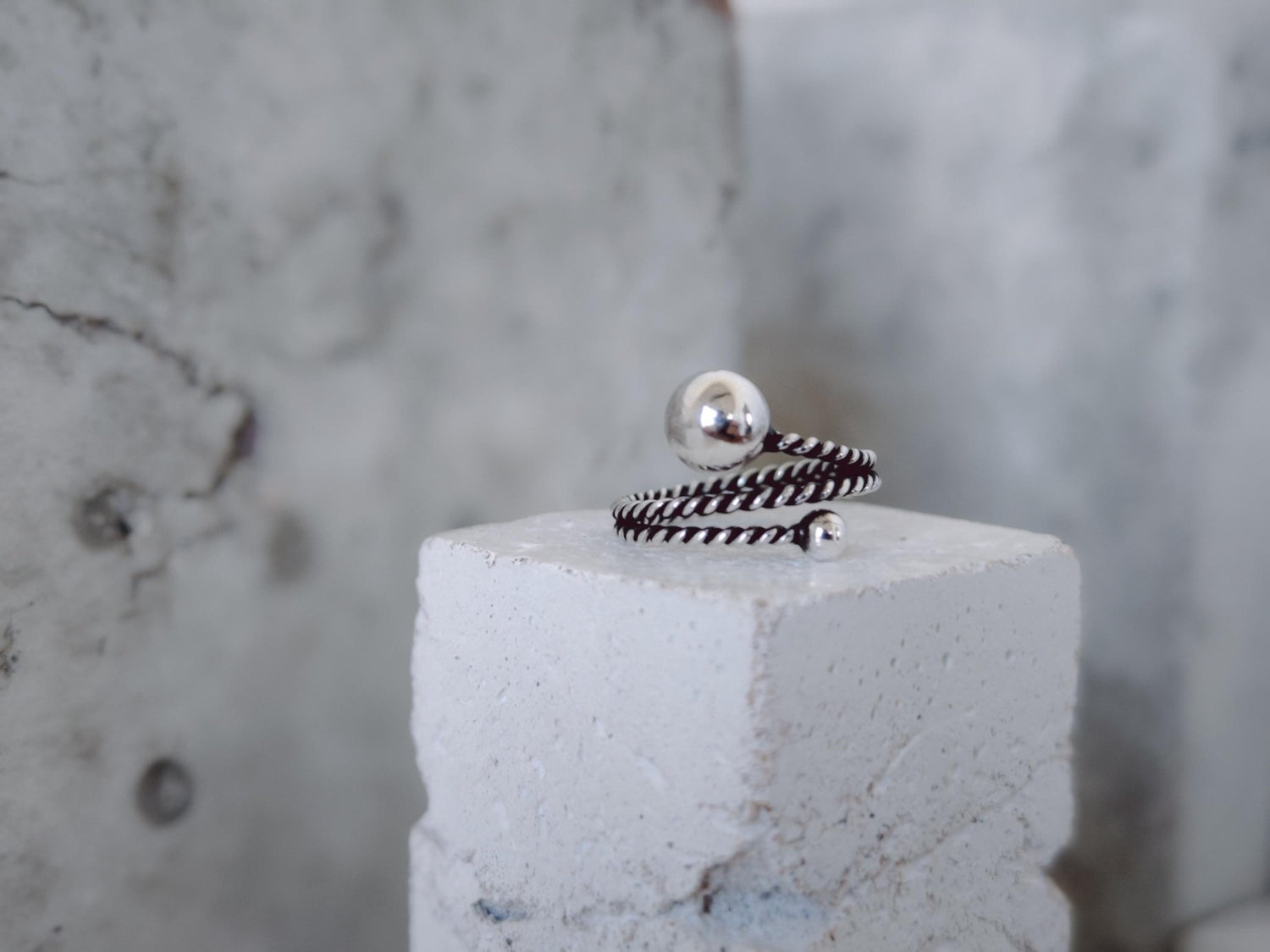 Silber Twisted Bubble Ring, Gedrehter Ring aus 925 Silber mit Kugeln, Minimalistischer Kugelring - CocosyBerlin
