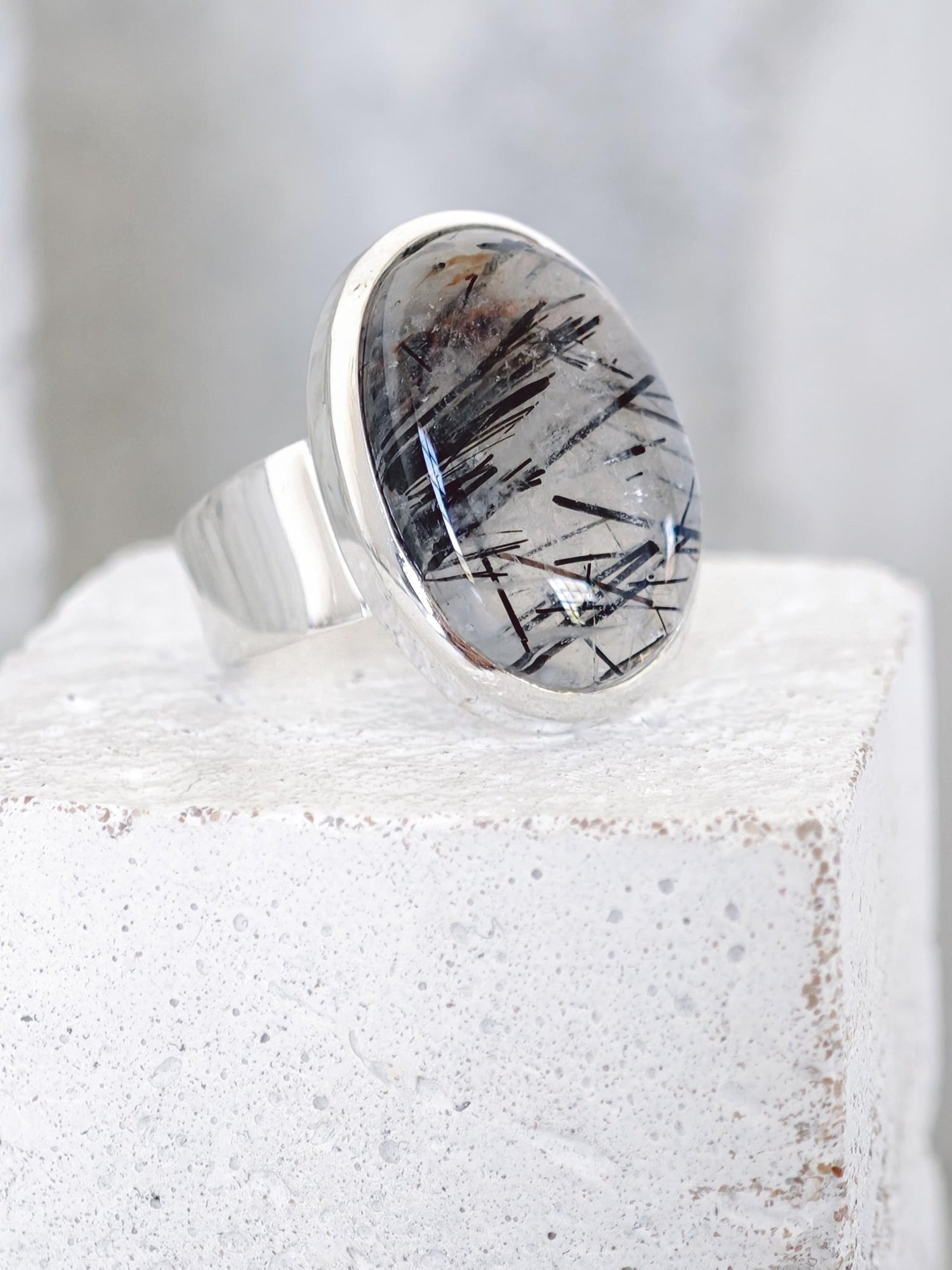 925 Silber Ring mit ovalem Turmalinquarz, Großer Statement Cabochon Ring, Black Rutile Edelstein Ring - CocosyBerlin