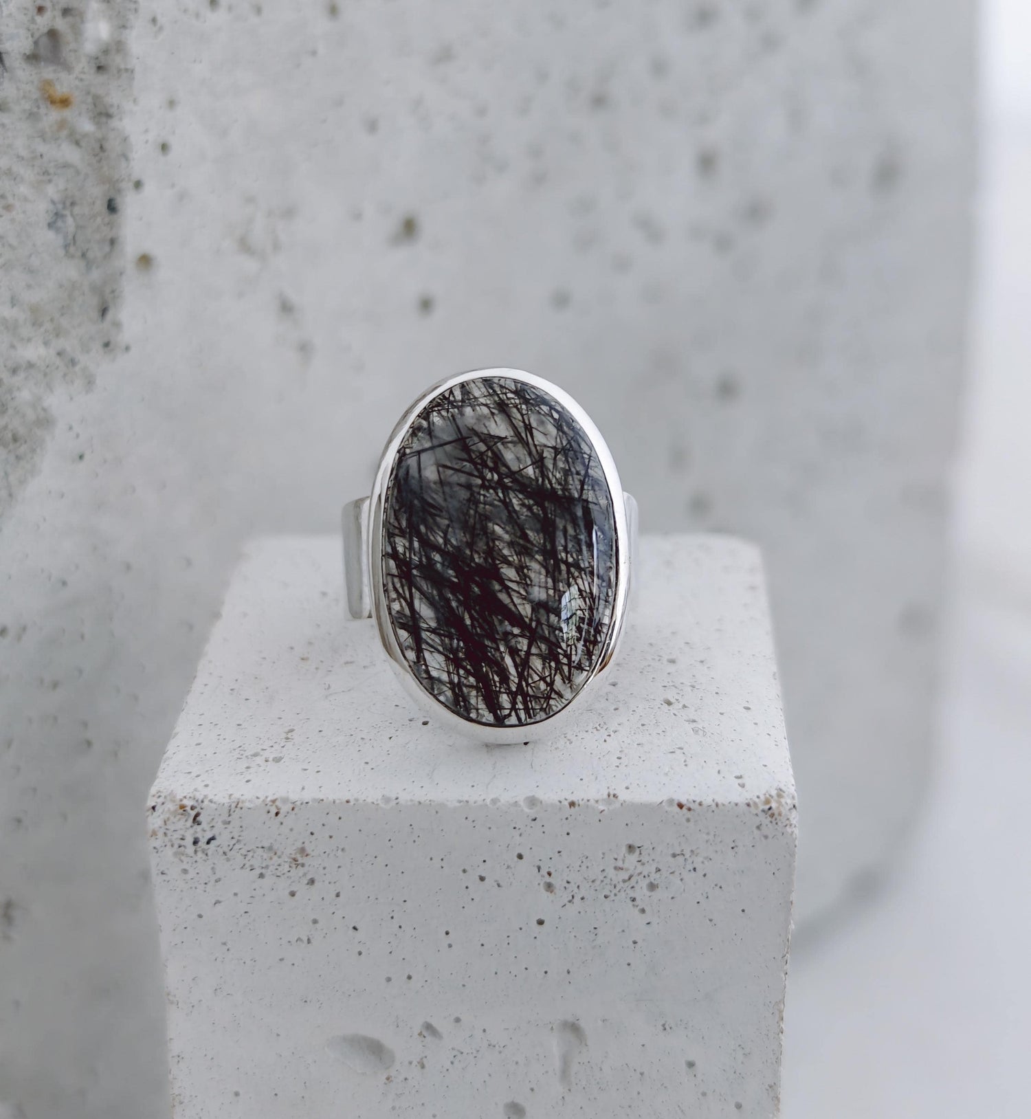 925 Silber Ring mit ovalem Turmalinquarz, Großer Statement Cabochon Ring, Black Rutile Edelstein Ring - CocosyBerlin