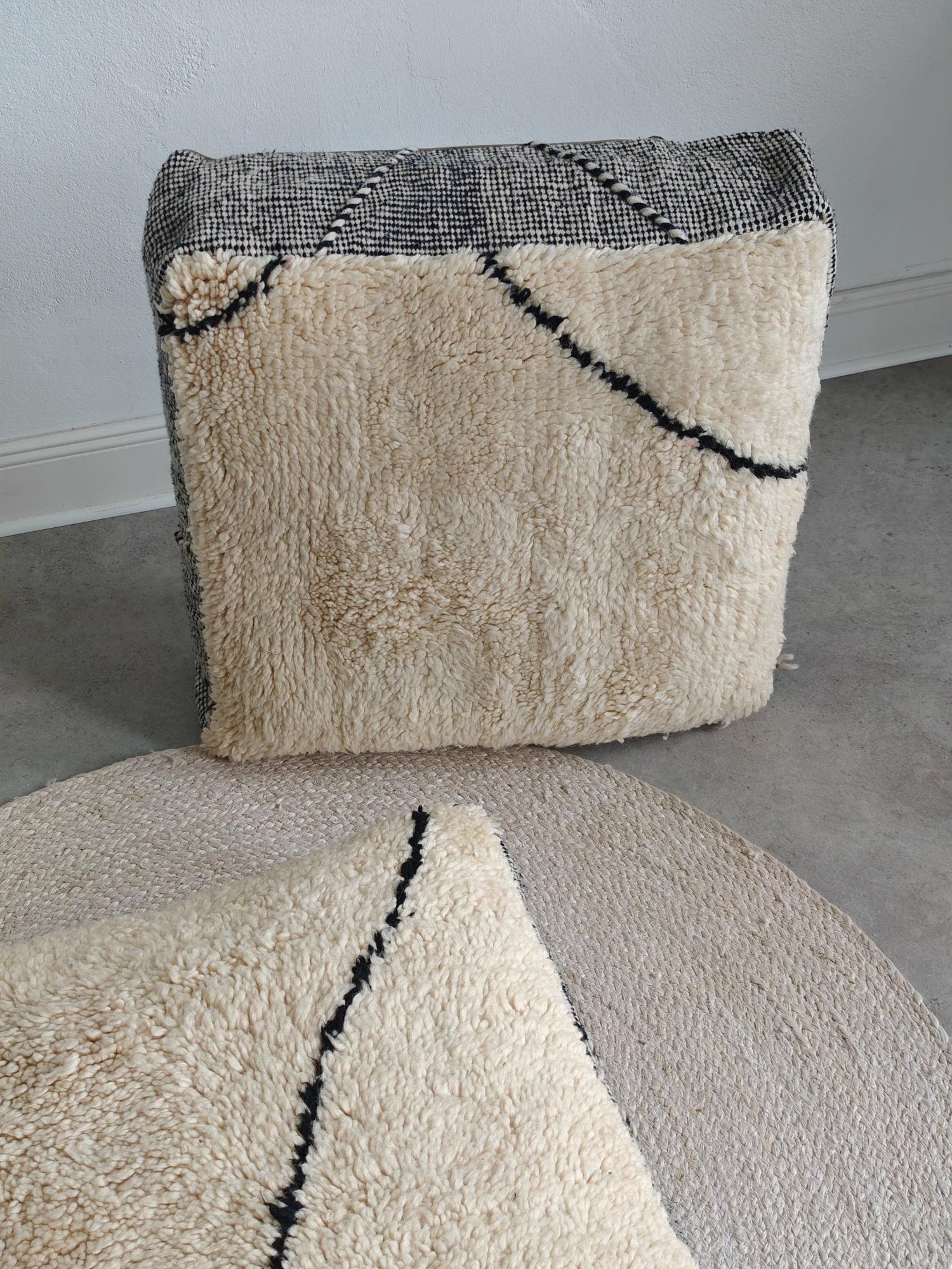 Vintage Beni Ourain Pouf aus Marokko, Bodenkissen aus Wolle Beige Schwarz, Handgefertig, Cocosy Premium Vintage Collection - CocosyBerlin