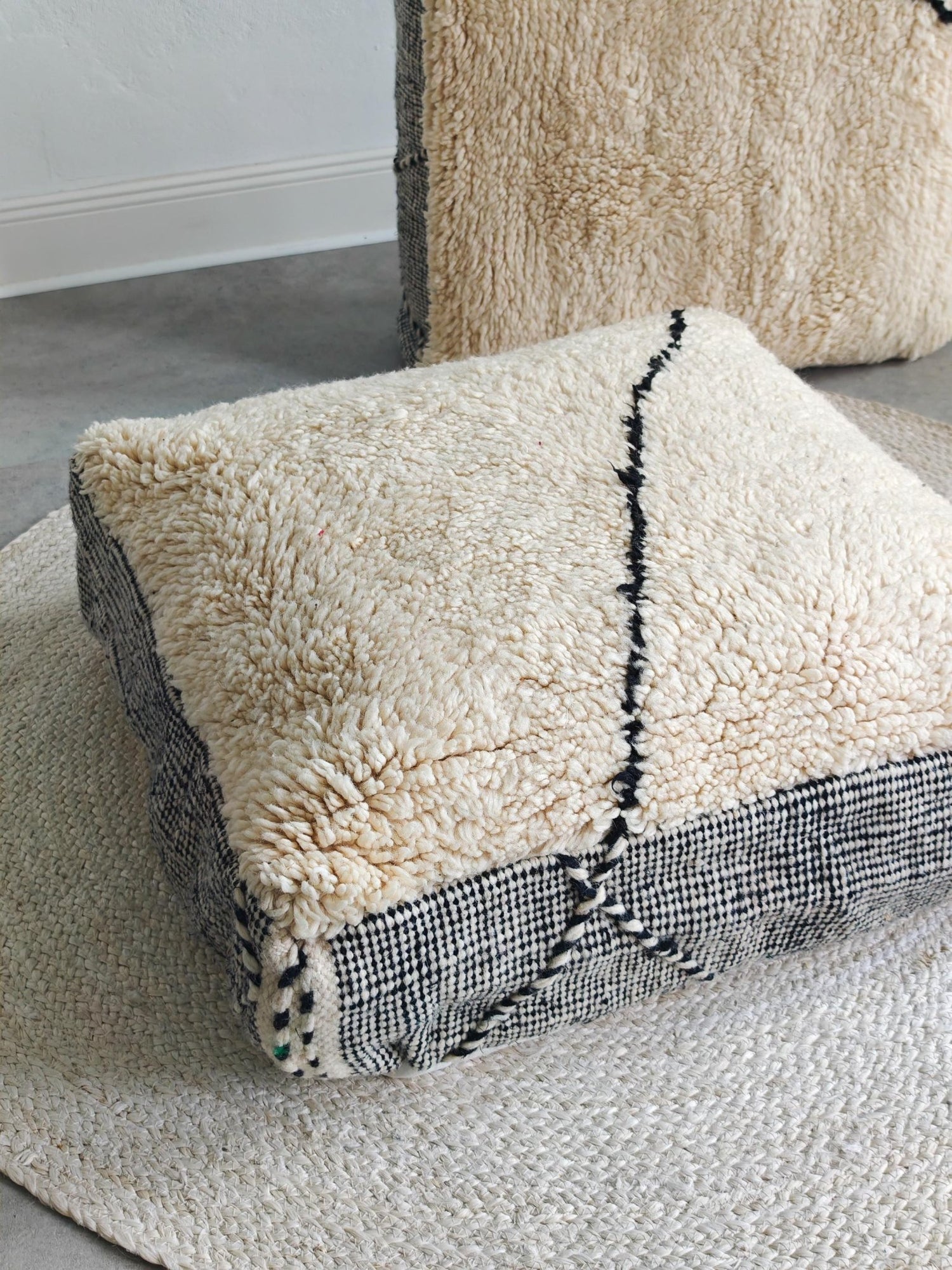 Vintage Beni Ourain Pouf aus Marokko, Bodenkissen aus Wolle Beige Schwarz, Handgefertig, Cocosy Premium Vintage Collection - CocosyBerlin