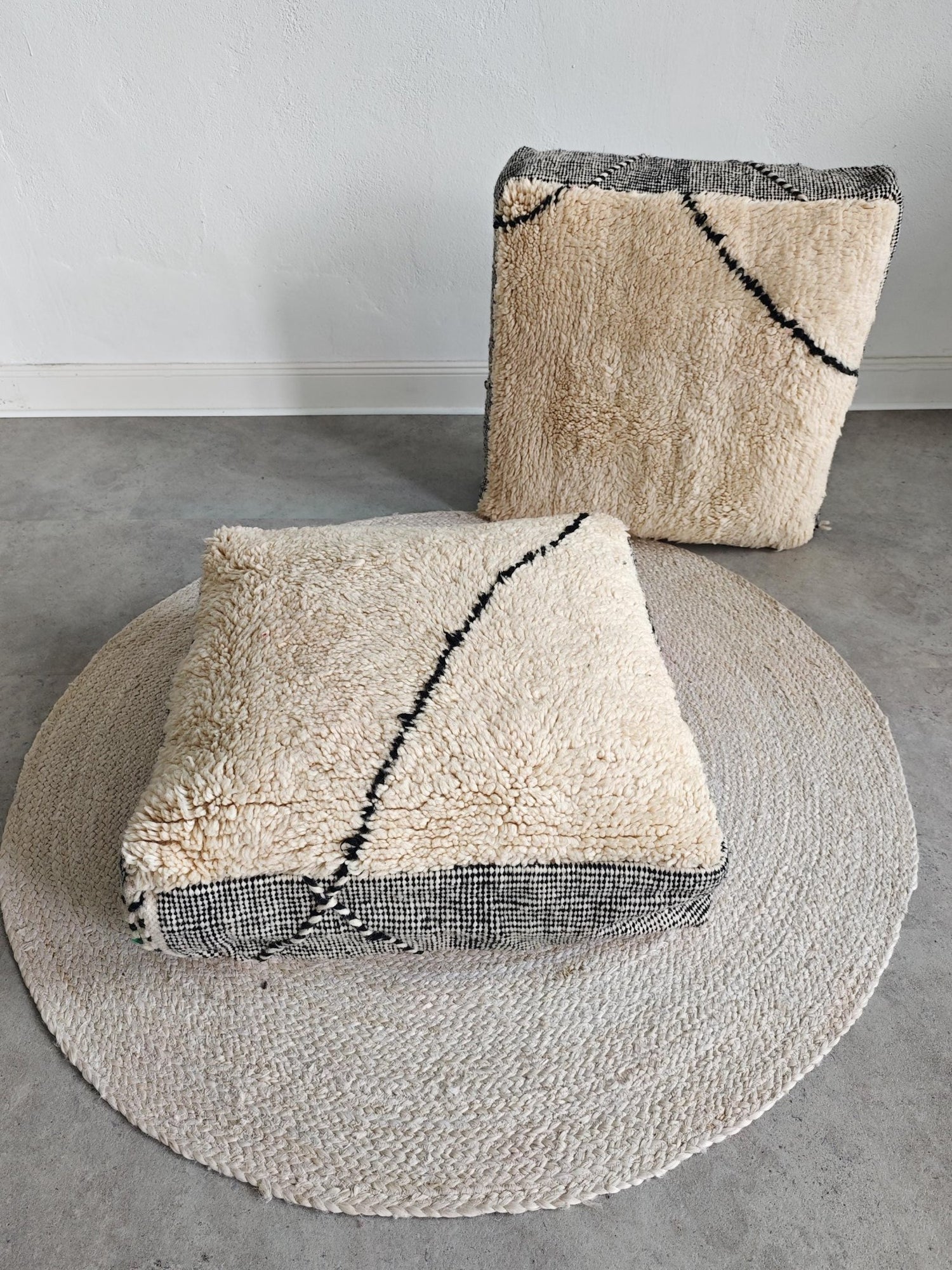 Vintage Beni Ourain Pouf aus Marokko, Bodenkissen aus Wolle Beige Schwarz, Handgefertig, Cocosy Premium Vintage Collection - CocosyBerlin
