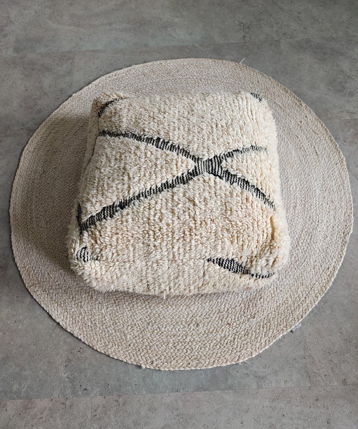 Pouf aus Marokko, Bodenkissen aus Wolle Beige Schwarz, Handgefertigter Boho Beni OUrain Berber Pouf - CocosyBerlin
