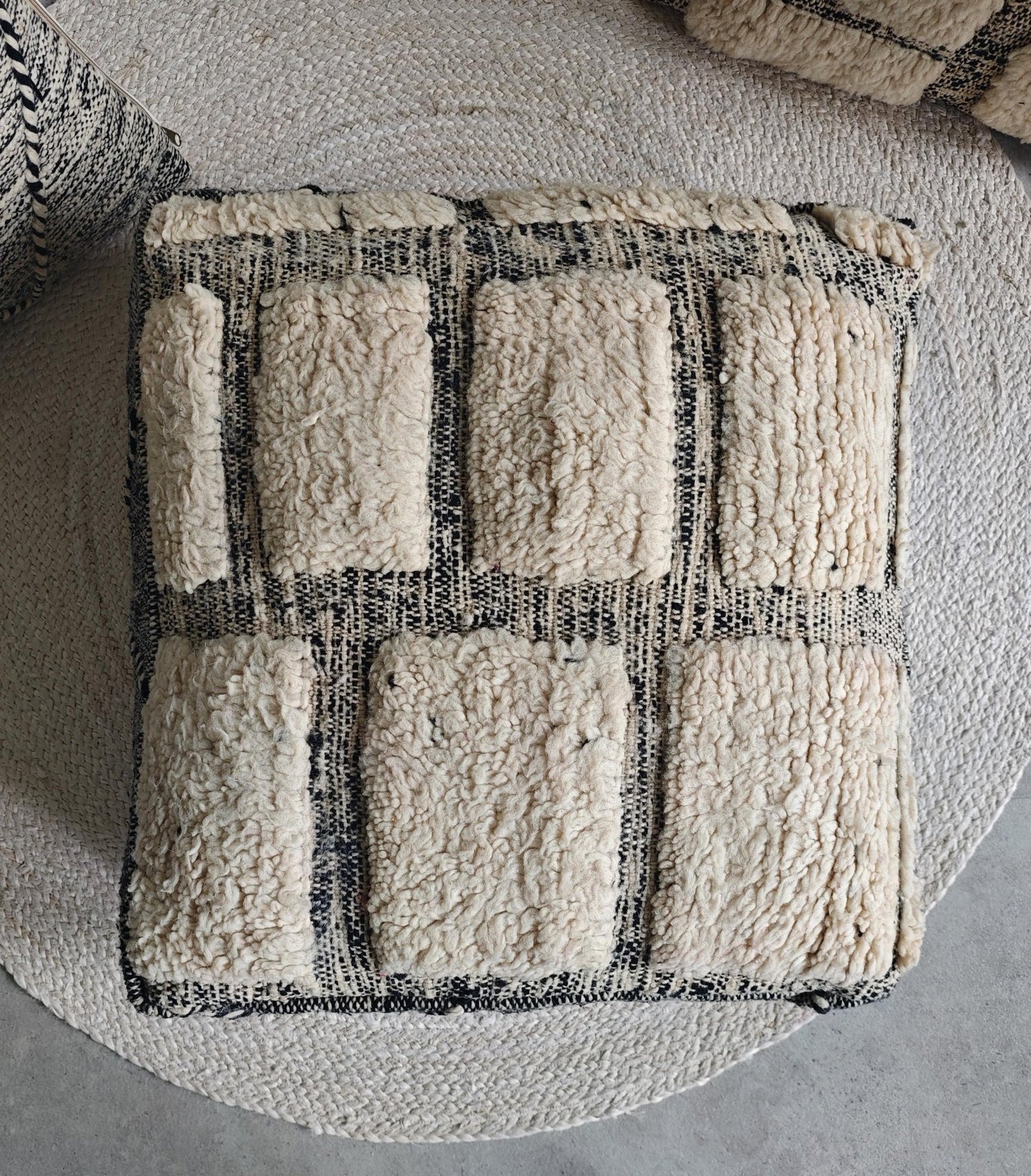 Berber Pouf & Kissenhülle aus Marokko, Beige Schwarz, Geometrische Muster, Handgefertigte Boho Wohnaccessoires - CocosyBerlin