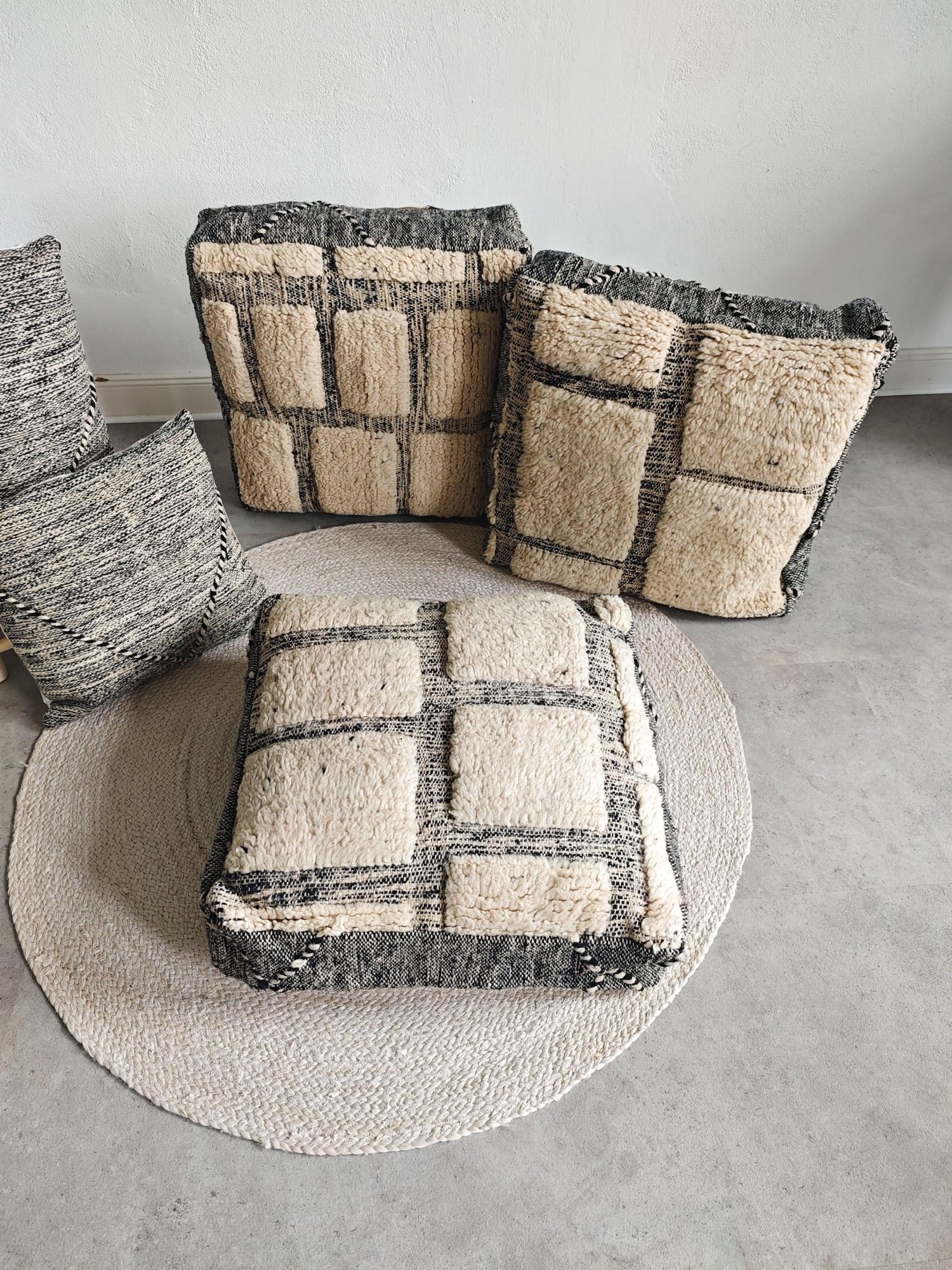 Berber Pouf & Kissenhülle aus Marokko, Beige Schwarz, Geometrische Muster, Handgefertigte Boho Wohnaccessoires - CocosyBerlin