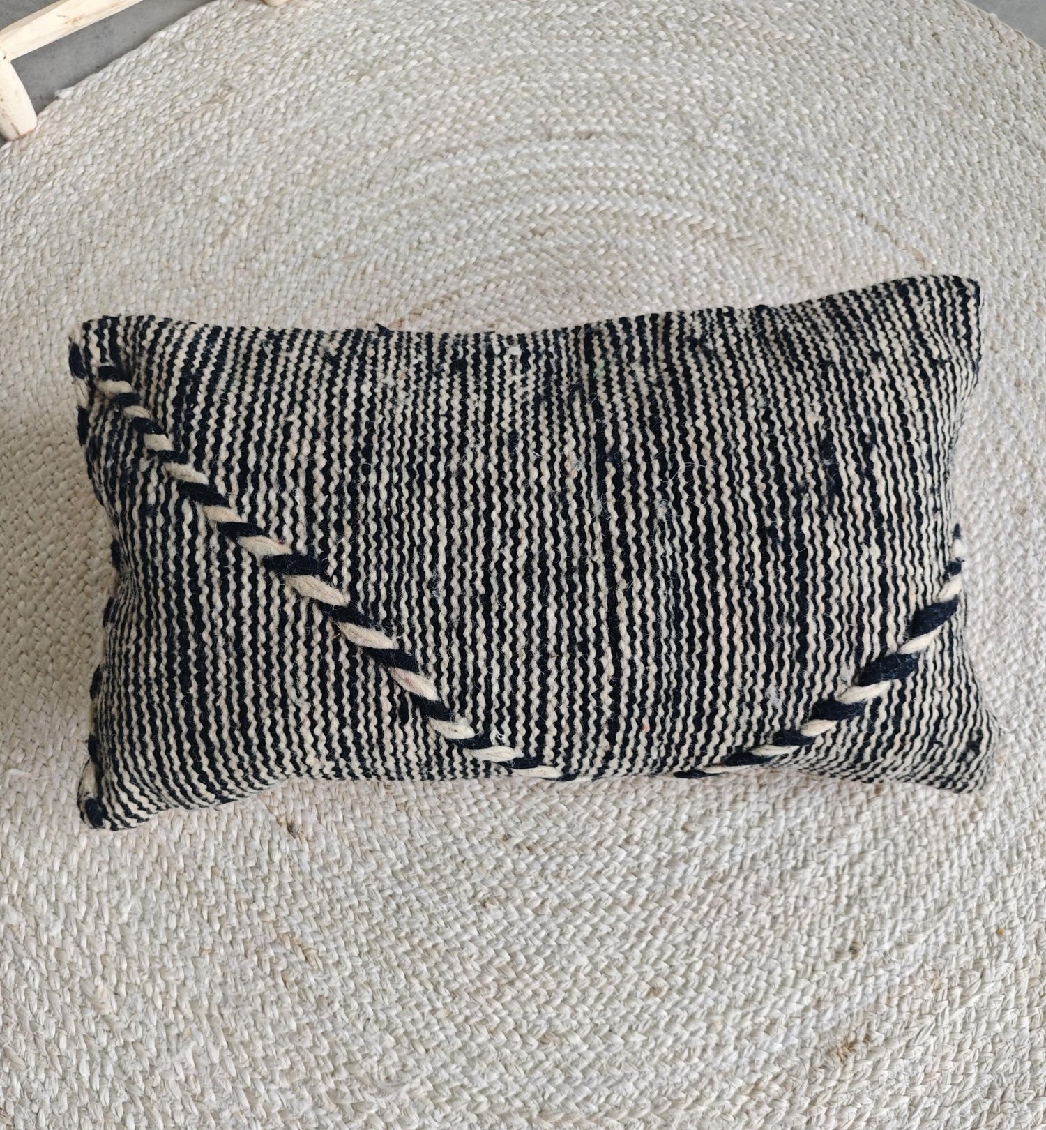 Berber Pouf im Checkerboard Design, Beni Ouarin Bodenkissen Beige Schwarz – Schachbrett Sitzkissen aus Wolle - CocosyBerlin