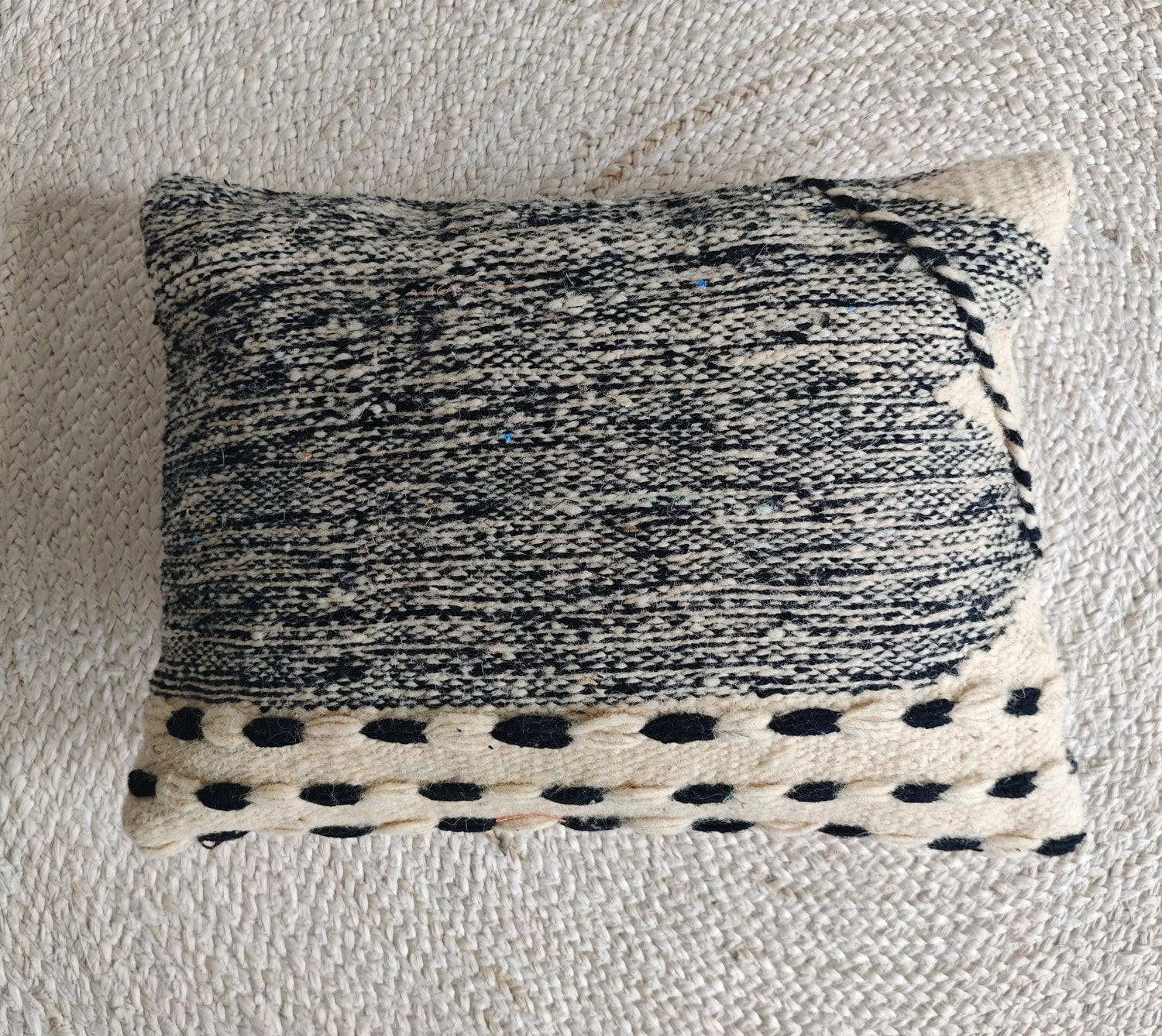 Berber Pouf & Kissenhülle aus Marokko, Beige Schwarz, flauschige Berber Kissen Handgefertigte Boho Wohnaccessoires - CocosyBerlin