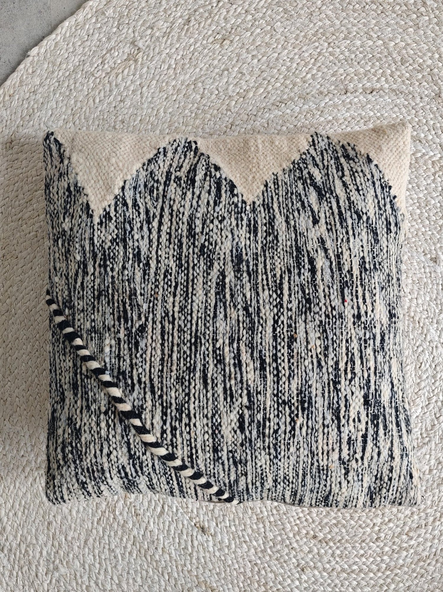 Berber Pouf & Kissenhülle aus Marokko, Beige Schwarz, flauschige Berber Kissen Handgefertigte Boho Wohnaccessoires - CocosyBerlin