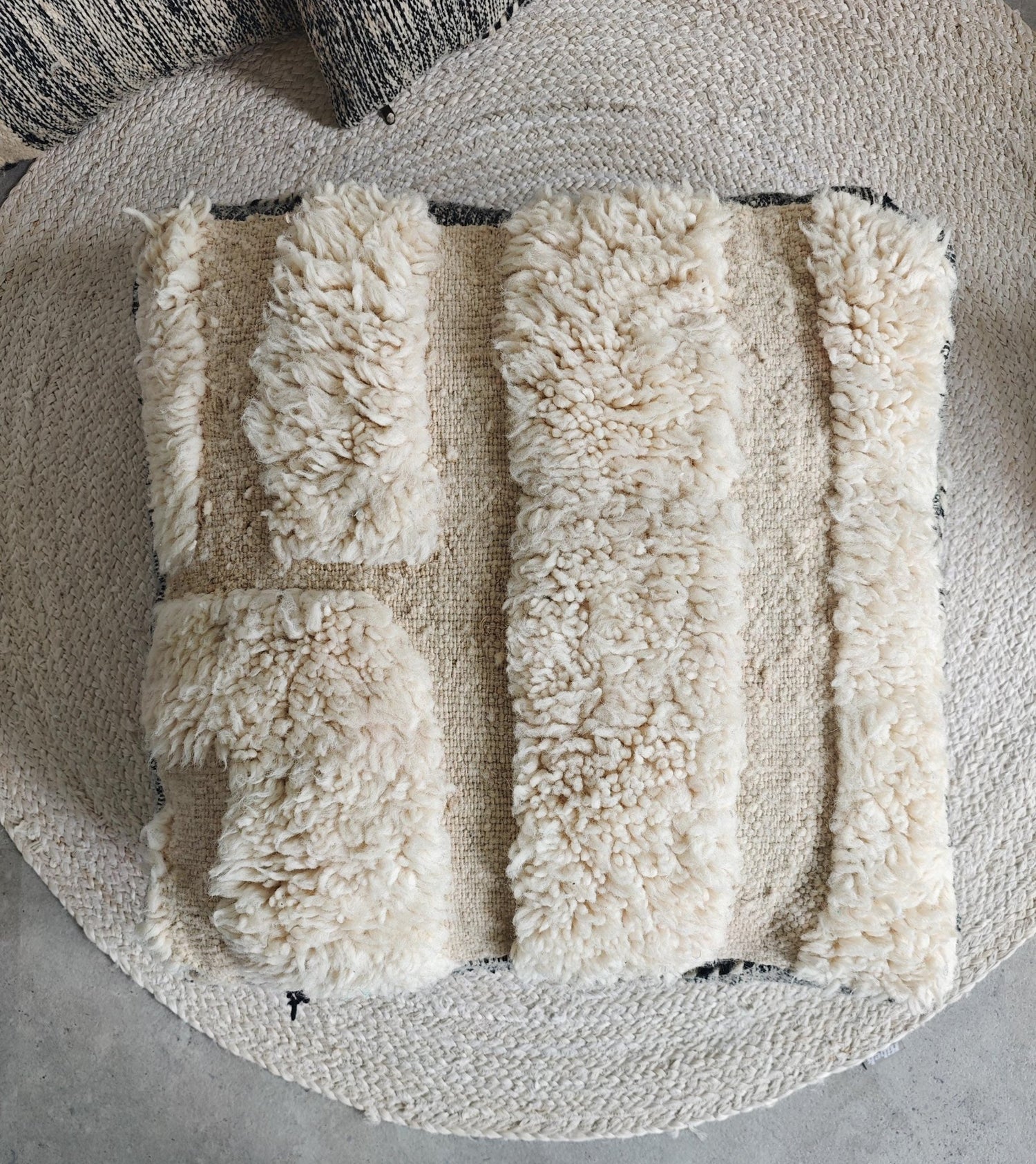 Berber Pouf & Kissenhülle aus Marokko, Beige Schwarz, flauschige Berber Kissen Handgefertigte Boho Wohnaccessoires - CocosyBerlin