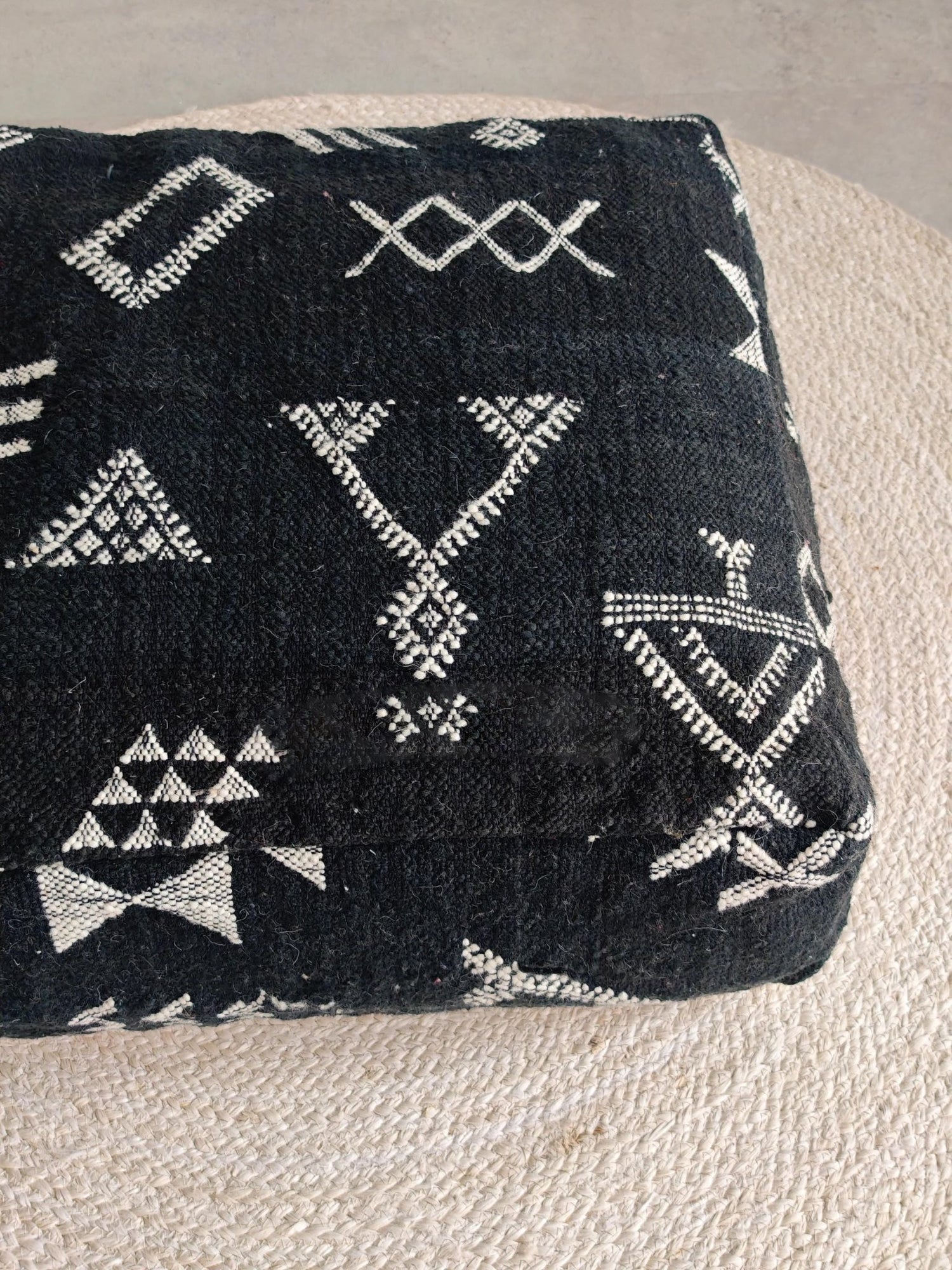 SSchwarze Kelim Berber Poufs,Handgefertigte Bodenkissen aus Wolle, Schwarzer Weiss Sitzkissen, Moderne Moroccan Floor Cushions - CocosyBerlin