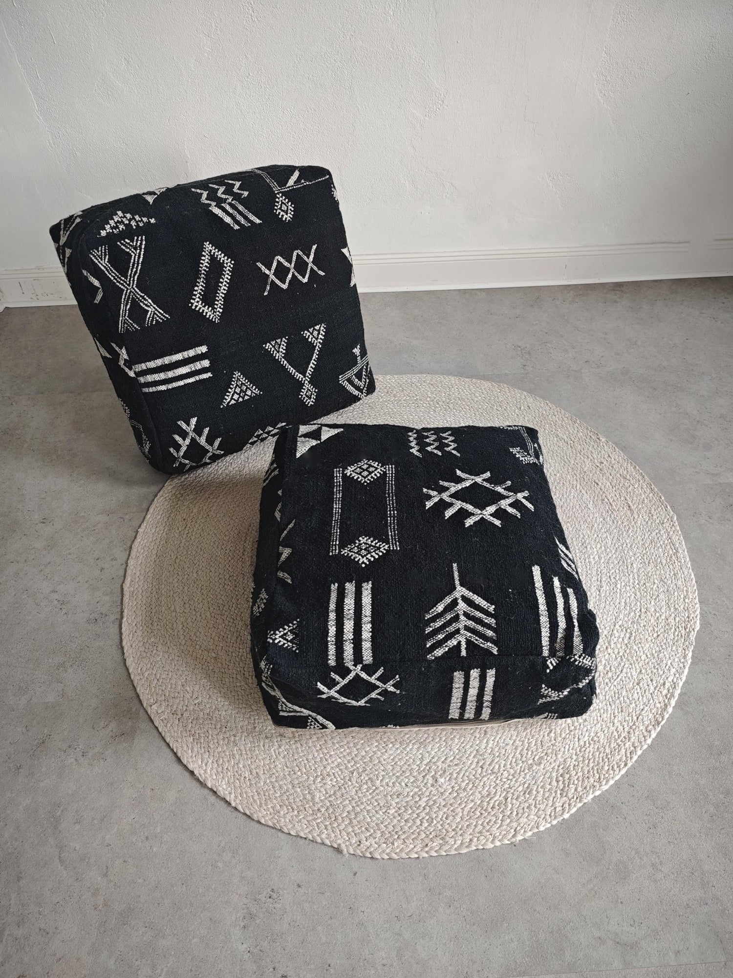 SSchwarze Kelim Berber Poufs,Handgefertigte Bodenkissen aus Wolle, Schwarzer Weiss Sitzkissen, Moderne Moroccan Floor Cushions - CocosyBerlin