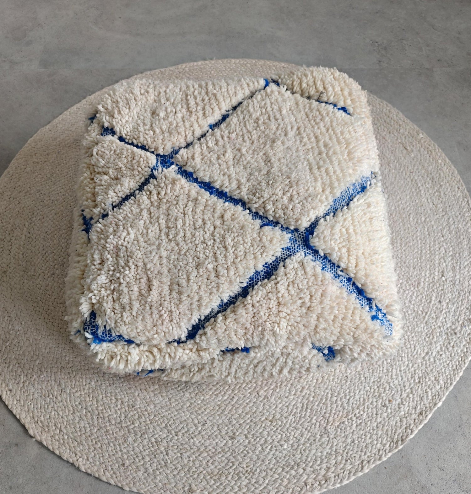 Pouf aus Marokko, Bodenkissen aus Wolle Beige Blau, Handgefertigter Boho Beni Ourain Berber Pouf - CocosyBerlin